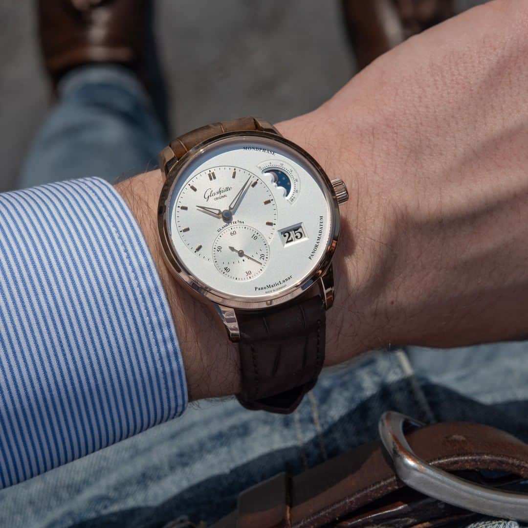 のインスタグラム：「From casual everyday wear to the most formal occasion: the PanoMaticLunar impresses with its elegant flair, high functionality and divine proportions in every setting.  #GlashütteOriginal #GlashuetteOriginal #PanoMaticLunar #redgold #perfectmatch #madeingermany #watchmakingart #wristshot」