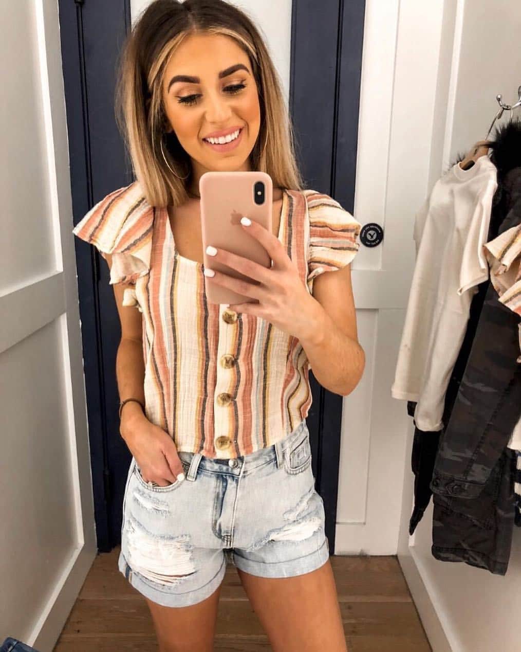 American Eagleさんのインスタグラム写真 - (American EagleInstagram)「@kaitcurnow is ready for #springbreak with new AE mom shorts and a flowy, button-up top #rg #AExME」3月18日 23時45分 - americaneagle