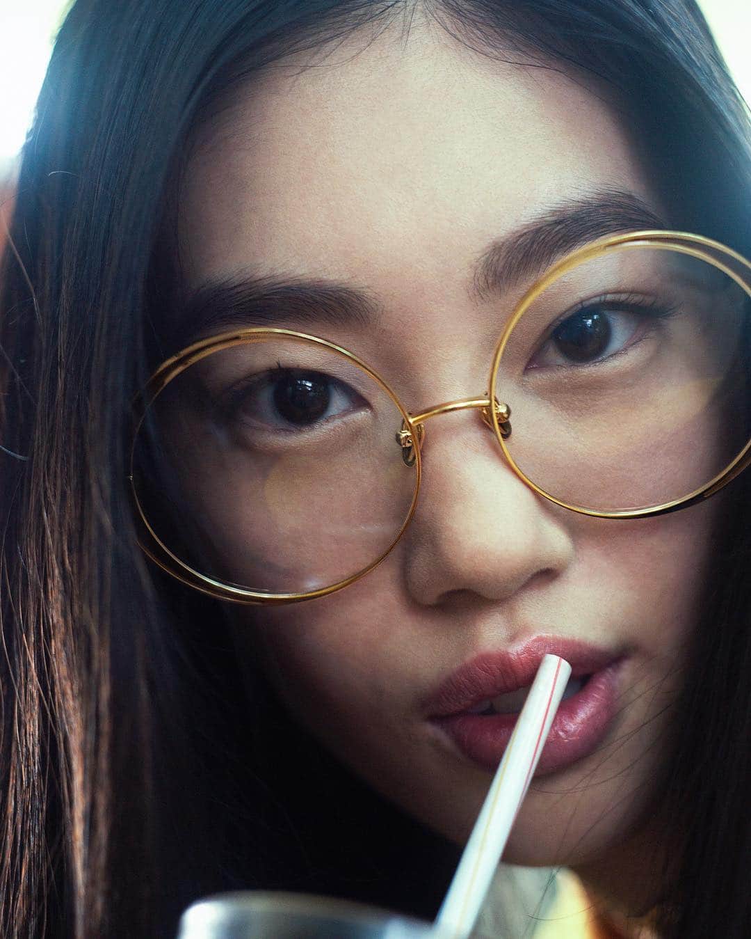 のインスタグラム：「Oversized Linda Farrow round optical glasses bring together 18-22 carat yellow gold-plated titanium with yellow “stained glass” detailing to the lenses . . . #DearKowloon #LFSS19 #lindafarrow #fashionaccessories #eyewear  Photography: @spitgan_magazine」