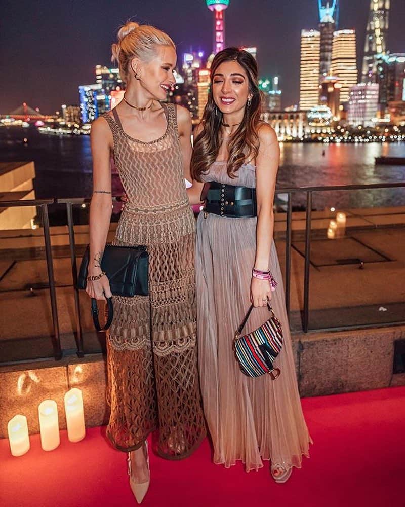 The Peninsula Hotelsさんのインスタグラム写真 - (The Peninsula HotelsInstagram)「@amelialiana and @inthefrow on top of the world (or at least The Bund) at #thepeninsulashanghai. #penmoments」3月18日 23時56分 - peninsulahotels