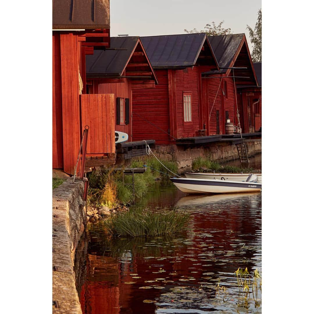 テーリポルキさんのインスタグラム写真 - (テーリポルキInstagram)「The Spring/Summer 2019 shoe collection embraces Finnish nature, sun and freedom of loosing track of time. S/S19 collection was captured in a beautiful old-town Porvoo and by the lake in a family summer cottage. View the SS19 collection & Read more link in bio 👉🏻 #ss19 #spring2019 #shoes #terhipölkkistore #finnishdesign #sustainablefashion #inspiration #porvoo#TERHIPÖLKKI」3月18日 23時54分 - terhipolkkishoes