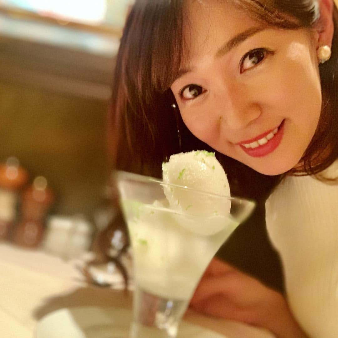 小野澤玲奈さんのインスタグラム写真 - (小野澤玲奈Instagram)「ライムソルベ × ウォッカ  お酒は激よわだけど、溶けて柔らかくなったソルベの表面をスプーンで少〜しずつ🥄 どのメニューも美味しいいい☺️ . #ビストロヌガ  #酔っ払い  #銀座グルメ」3月18日 23時54分 - reina.onozawa