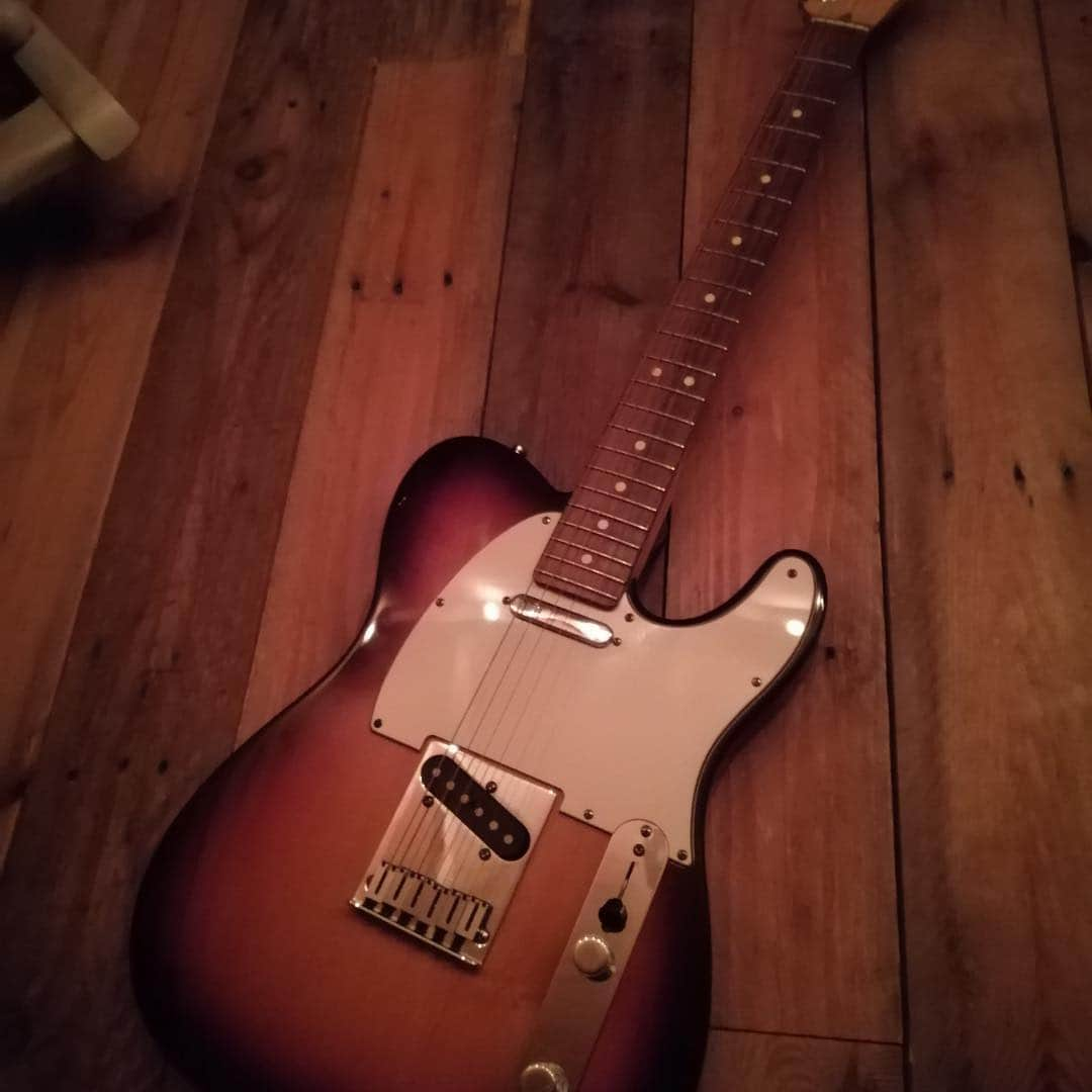 ベン・ソーンダースさんのインスタグラム写真 - (ベン・ソーンダースInstagram)「for sale #fenderamerican #telecaster  dm for info 😎」3月18日 23時57分 - bensaundersmusic