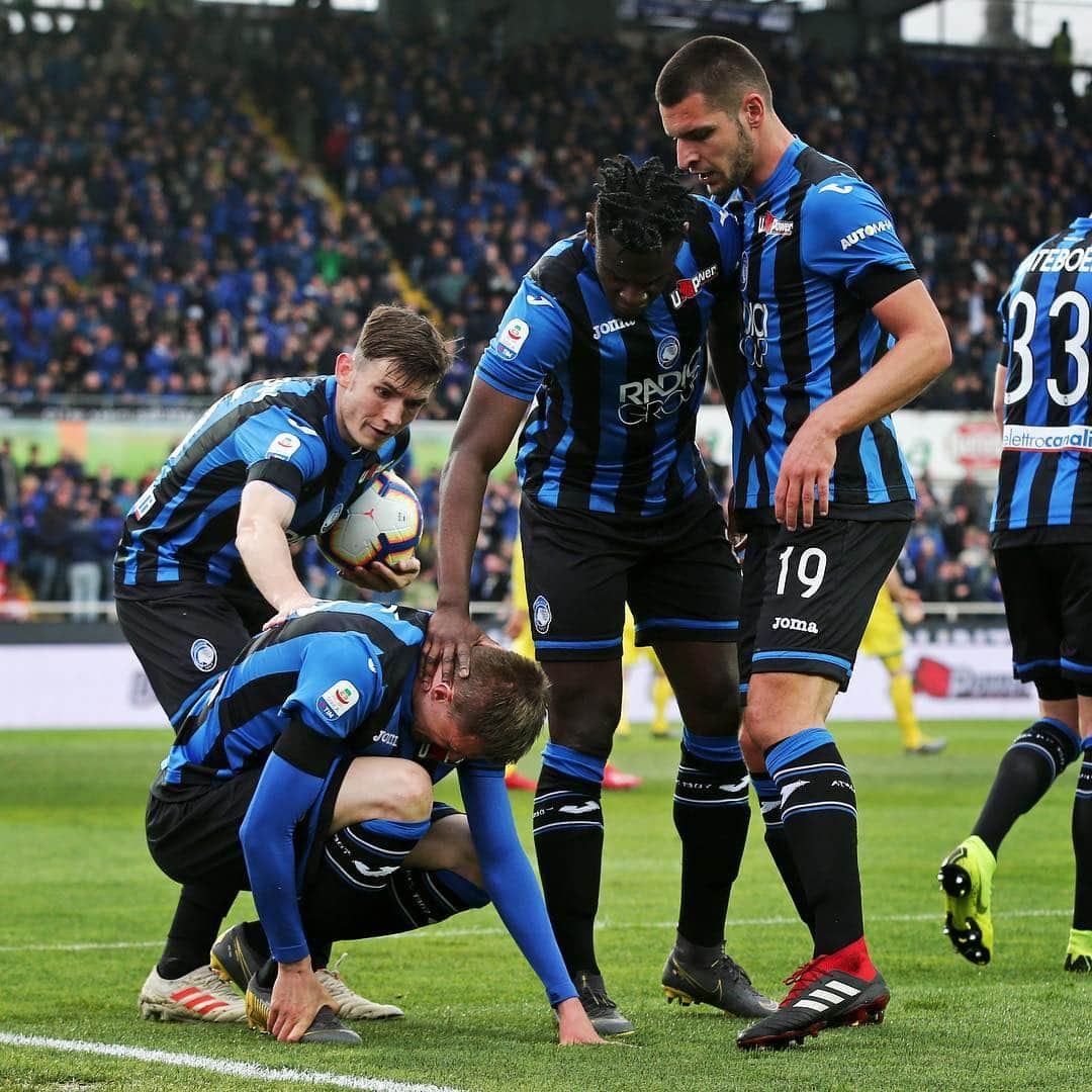 アタランタBCさんのインスタグラム写真 - (アタランタBCInstagram)「Domenica: ⚽️💪 👉 Lunedì: 😬 👉 Sempre: 🤝 #GoAtalantaGo ⚫️🔵 ~ #Atalanta #Bergamo #Iličić @ilicic72 #SerieATIM #AtalantaChievo #mondaymood #mondaymotivation #football」3月18日 23時57分 - atalantabc