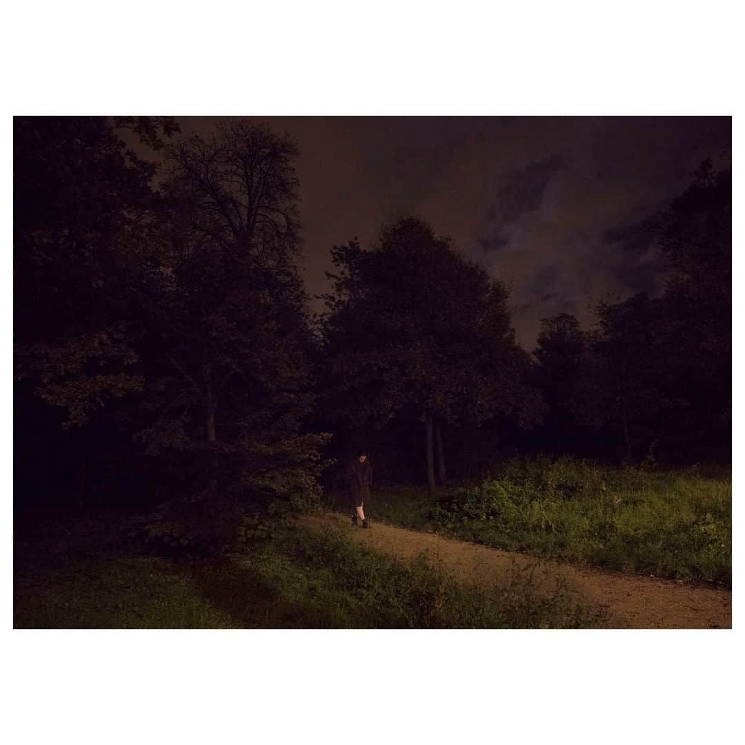 Magnum Photosさんのインスタグラム写真 - (Magnum PhotosInstagram)「“I am really questioning the medium. Why I am doing it? How do you use the people you are photographing, and how can we collaborate with them? How can one photograph or work with ‘the other’ without putting oneself above them?” - @biekedepoorter . These questions are at the heart of Agata, an ongoing project @biekedepoorter started in November 2017, as part of the Magnum Paris Live Lab. See more work from the collaborative project alongside an interview with Depoorter today on Magnum. Link in bio. . PHOTO: @agata_kay. Paris, France. November, 2017. . © @biekedepoorter/#MagnumPhotos . #BiekeDepoorter #Agata #portrait」3月19日 0時01分 - magnumphotos