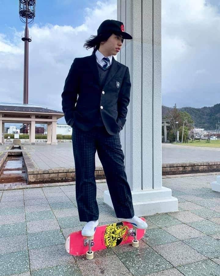 山本勇さんのインスタグラム写真 - (山本勇Instagram)「As a memory of junior high school Skating in uniform Photo📸 by @tasuku.m #graduation  #juniorhigh  #uniform #powellperalta  #isamuyamamoto  #freestyleskateboarding  #skateboarding  #longboarding  #皇子山中学校」3月19日 0時01分 - isamuism