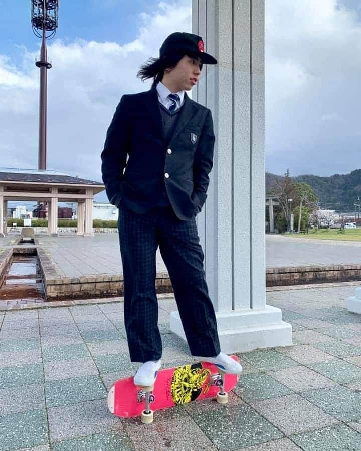 のインスタグラム：「As a memory of junior high school Skating in uniform Photo📸 by @tasuku.m #graduation  #juniorhigh  #uniform #powellperalta  #isamuyamamoto  #freestyleskateboarding  #skateboarding  #longboarding  #皇子山中学校」