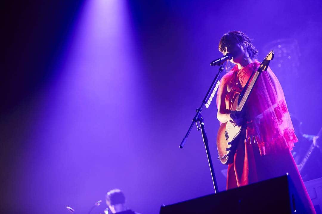 吉澤嘉代子さんのインスタグラム写真 - (吉澤嘉代子Instagram)「貰った写真を公開します。エレクトリックギターは、弟のミュージックマスターです。 #女優ツアー 写真 #鳥居洋介 衣装 #マルコマキ」3月19日 0時12分 - yoshizawakayoko
