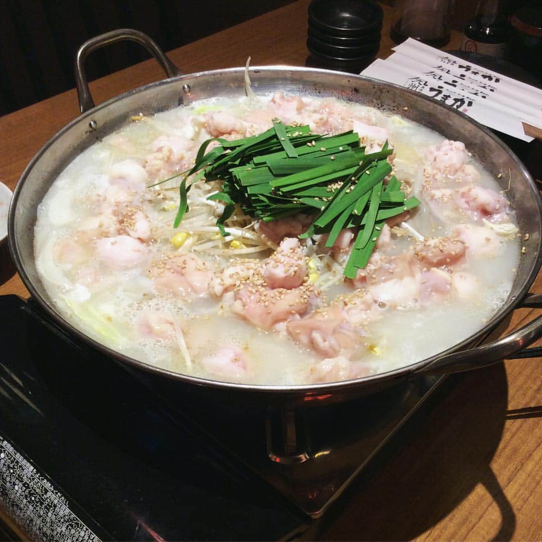 九州うまか 新大阪のインスタグラム：「こんばんわさみん❗️ 本日ご紹介致しますお料理は 新メニュー「鶏白湯もつ鍋」 でございます⭐︎ 新メニューが続々と増えますので是非ご期待ください❤️ #九州料理 #新大阪 #駅近 #居酒屋 #飲み放題 #九州うまか #神泡 #生ビール」