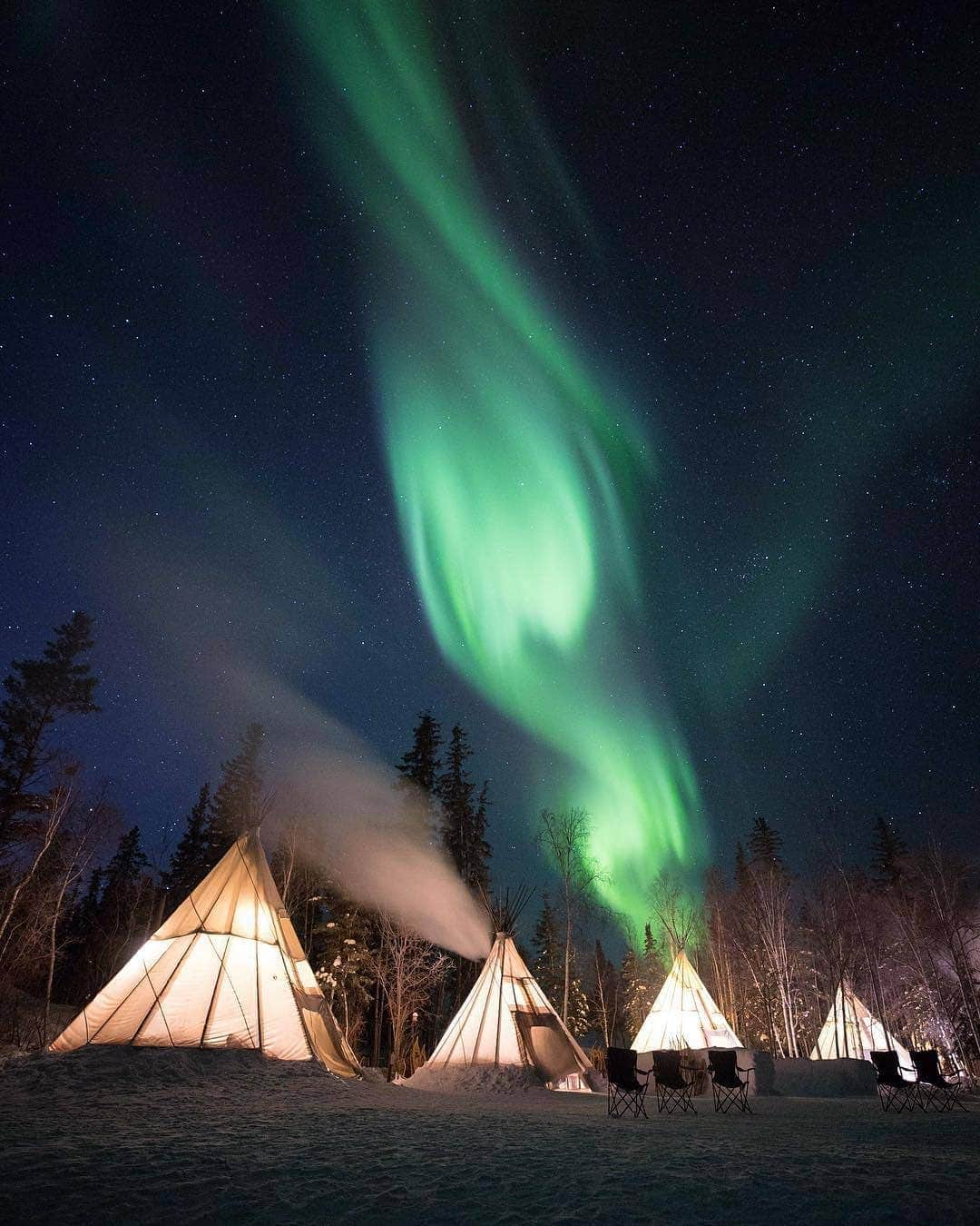 Explore Canadaさんのインスタグラム写真 - (Explore CanadaInstagram)「“To see auroras in a geomagnetic storm is like watching someone paint the night sky or watching the sound waves of a symphony. During the show, nothing else seems to matter,  except the connection between you and Mother Nature.” The northern lights are visible up to 250 nights per year in Yellowknife. One of the best way to see them light up the night sky is a stay at Aurora Village (@auroravillageca), pictured here. #ExploreCanada 📷: @articadventures 📍: @spectacularNWT . « Contempler les aurores pendant un orage géomagnétique, c’est comme regarder quelqu’un peindre le ciel nocturne ou voir s’animer les ondes sonores d’une symphonie. Pendant le spectacle, rien d’autre n’a d’importance, sauf cette connexion entre vous et dame Nature. » Les aurores boréales sont visibles 250 nuits par an à Yellowknife. Pour être aux premières loges, le mieux est de prévoir un séjour au @auroravillageca (sur la photo). #ExploreCanada 📷 @articadventures 📍 @spectacularnwt . #SpectactularNWT #NorthernLights #Aurora #Yellowknife #AuroraVillage #AuroresBoreales」3月19日 0時07分 - explorecanada