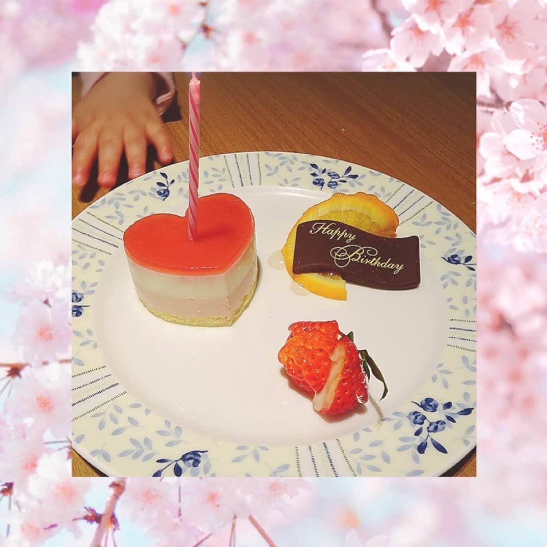 小泉エリのインスタグラム：「‪先日娘が2歳のお誕生日を迎えました。母になってもう2年。でもまだ2年･･･毎日娘と遊びながらパワフルすぎてへとへとになり、無邪気すぎて癒され･･･この前はお友達とポンポンを両手に小さなステージでダンスをしている姿を見てうるうる･･･。‬ これからも娘と一緒にたくさん成長していきたいと思います•*¨*•.¸¸☆*･ﾟ ‪❤︎ 𝙷𝚊𝚙𝚙𝚢 𝙱𝚒𝚛𝚝𝚑𝚍𝚊𝚢 ❤︎‬ #2歳バースデー #イヤイヤ期 #ぐずってるのか #イヤイヤ期なのか #分かりにくいけど #毎日へとへとの私 #2歳という若さには勝てへん #おめでとう」