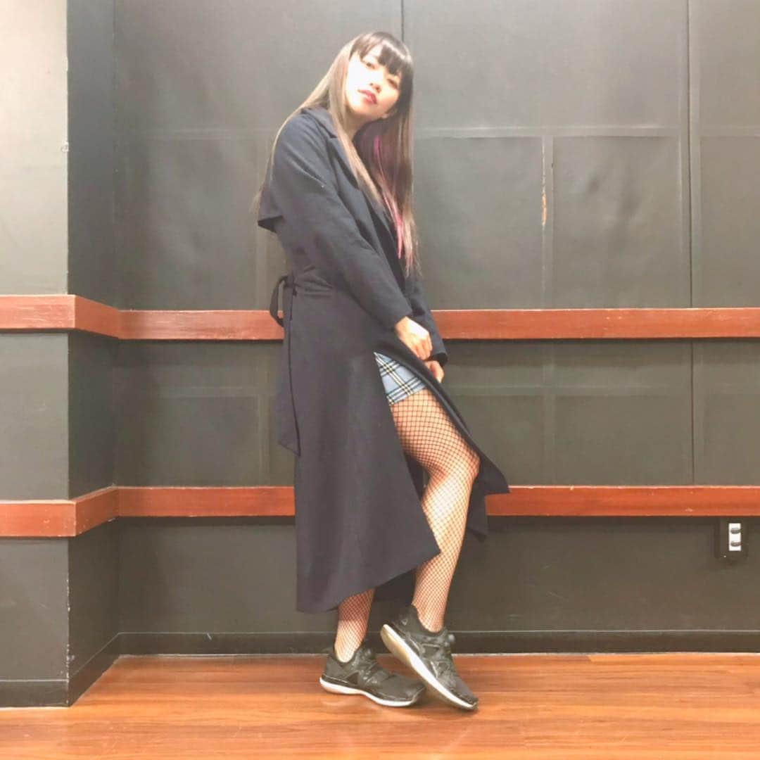 ぱいぱいでか美のインスタグラム：「先月の月例のときの私服とドヤ顔と生脚！ ꙳ #outer #milkfed #tops #pinkhousechelsea  #skirt #meow #sneaker #reebok  #俺はインスタグラマーになりてぇ ꙳ 明日は月例でやってるひたすら喋り続けるイベント！ ライブじゃなくてトークイベントとかは基本的に私服で出てるんだけど 先月のを載せる載せる言い続けて載せてませんでした！ こんなにドヤ顔で撮ったのに！ MILKFED.のロングコートはスリットが可愛くてシルエットも綺麗で良い！ 無事コロコロも見つかったのでよく着ています。 (先月そういう話題になった笑) chelseaのトップス超お気に入りで先日の大阪での出版イベントでも着たよ！ ロゴもベロア素材も好き♡ マス @ririkomasuzawa が色違い着てて 真似させてもらいました☺︎ マスほんとお洒落だからめちゃくちゃ身近な人だけど超参考にしてる！笑 スカートはぱいぱいでか美を注視してる人にはお馴染みかもしれないすごいよく履いてるやつです。 短いけど中が見せパンみたいになってて安心感あり◎ スニーカー歩きやすすぎてこれしか履いてないくらいなのに全然壊れないし感謝してます、、 いつも支えてくれてありがとうスニーカー。」