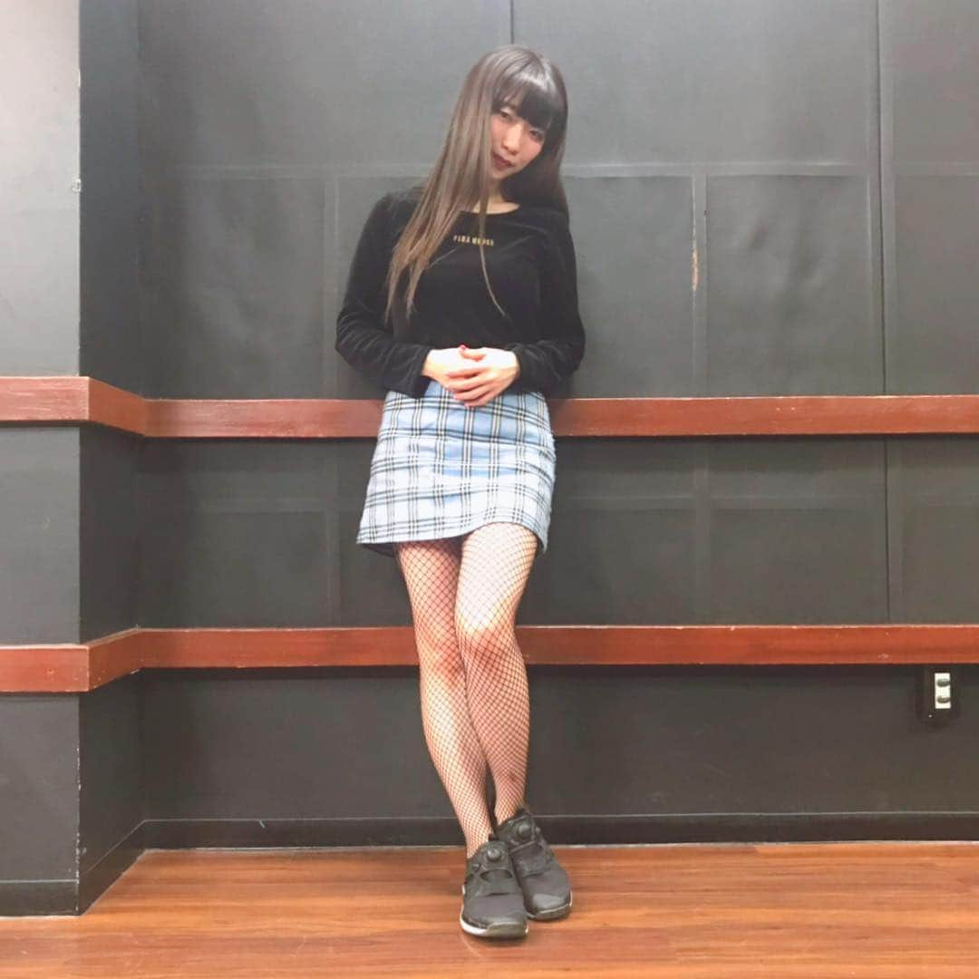 ぱいぱいでか美さんのインスタグラム写真 - (ぱいぱいでか美Instagram)「先月の月例のときの私服とドヤ顔と生脚！ ꙳ #outer #milkfed #tops #pinkhousechelsea  #skirt #meow #sneaker #reebok  #俺はインスタグラマーになりてぇ ꙳ 明日は月例でやってるひたすら喋り続けるイベント！ ライブじゃなくてトークイベントとかは基本的に私服で出てるんだけど 先月のを載せる載せる言い続けて載せてませんでした！ こんなにドヤ顔で撮ったのに！ MILKFED.のロングコートはスリットが可愛くてシルエットも綺麗で良い！ 無事コロコロも見つかったのでよく着ています。 (先月そういう話題になった笑) chelseaのトップス超お気に入りで先日の大阪での出版イベントでも着たよ！ ロゴもベロア素材も好き♡ マス @ririkomasuzawa が色違い着てて 真似させてもらいました☺︎ マスほんとお洒落だからめちゃくちゃ身近な人だけど超参考にしてる！笑 スカートはぱいぱいでか美を注視してる人にはお馴染みかもしれないすごいよく履いてるやつです。 短いけど中が見せパンみたいになってて安心感あり◎ スニーカー歩きやすすぎてこれしか履いてないくらいなのに全然壊れないし感謝してます、、 いつも支えてくれてありがとうスニーカー。」3月19日 0時23分 - paipaidekami