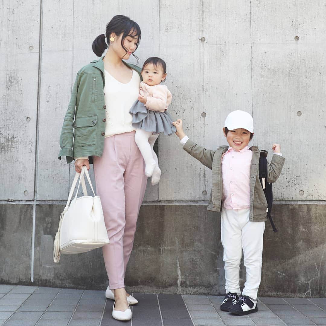 Eri Satoのインスタグラム：「khaki green×pink×ivoryリンクコーデ · pants: @pierrot_shop (e1509-0222199) shoes: @outletshoes_official bag: @kalie_official 👦 cap: @pals.web · 先日のコーデ 春になるとやりたくなる桜餅カラー😋🌸 息子のキャップは @pals.web 取り外しできるボアがついてるので2wayで使えます😘 · blogにも書いてるので @satoeri626 のトップのURLから見てね👀✨ ·  #mamagirl#locari#コーディネート#ママコーデ#ママファッション #プチプラ#プチプラコーデ #親子リンクコーデ#親子リンクコーデ愛好家#親子#読者モデル#読モ#ママモデル #l4like #instagood#outfit #simple #coordinate  #fashion #casual #コーデ#シンプルファッション#カジュアル #style #お洒落さんと繋がりたい #code #ファッション#ootd」