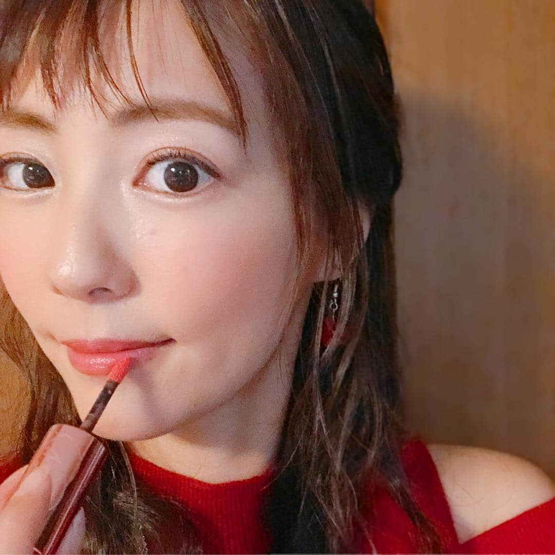 うえむらちかさんのインスタグラム写真 - (うえむらちかInstagram)「収録だったので気持ちも新たに、おにゅーのリップをおろしました♡  2枚目は、 #ハウスオブローゼ のロゼジュール リキッドルージュ💋 . 身につけると幸せになると言われるローズクォーツのパウダーが中に入っている #お守リップ なので付けただけでラッキー気分✌️ . 2色展開だから日によって変えようかな〜♪ 赤い服を着る時は可愛くハッピーピンクに💋 . . 3枚目は最近集めたものとずっと愛用してるリップたち💄  #オペラリップティント はキャップの部分に文字が入れられるので、chikaって名入りにしてみました♡  友達へのプレゼントにもいいですね〜🎁 . . #ysl の #ヴォリュプテティントインオイル は、唇を染めるので一日つけていても落ちずにオイル美容液のトリートメント効果も♡  #dazzshop の #マドモアゼルユリア とコラボしたリップスティック💄 . ベビーピンクの色合いが可愛くて好きです♡  そして、 恋が叶うと噂の #婚活リップ #esteelauder の #ピュアカラークリスタルシアーリップスティック . どれも付けてるだけでテンションが上がるリップたちです💕 . ほんとに色んなカラーがあるので、たくさん集めて様々な場面でつけたいです💋 .  #houseofrose #リップ #lip #グロス #メイク #メイクアップ #コスメ #春コスメ #新作コスメ #ロゼジュール #リキッドルージュ #rosejours #オペラlove_love_love #ysllipstick #オイルルージュ #annasui #diormakeup」3月19日 0時35分 - uemurachika