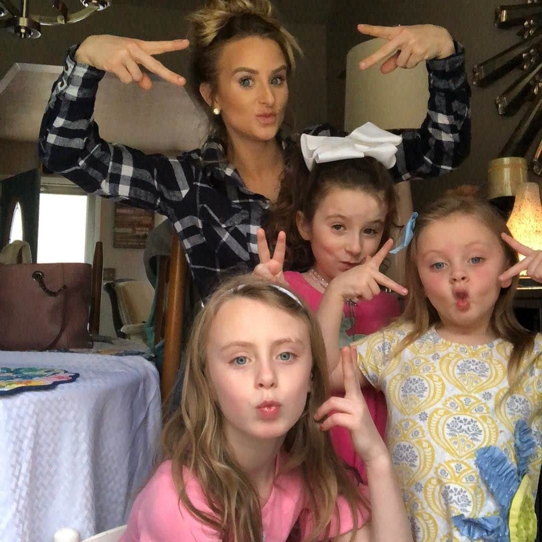 MTVさんのインスタグラム写真 - (MTVInstagram)「Squad's all here 💕 @leahdawn92mtv | Don't miss them on a new #TeenMom2 tonight at 9/8c!」3月19日 0時36分 - mtv