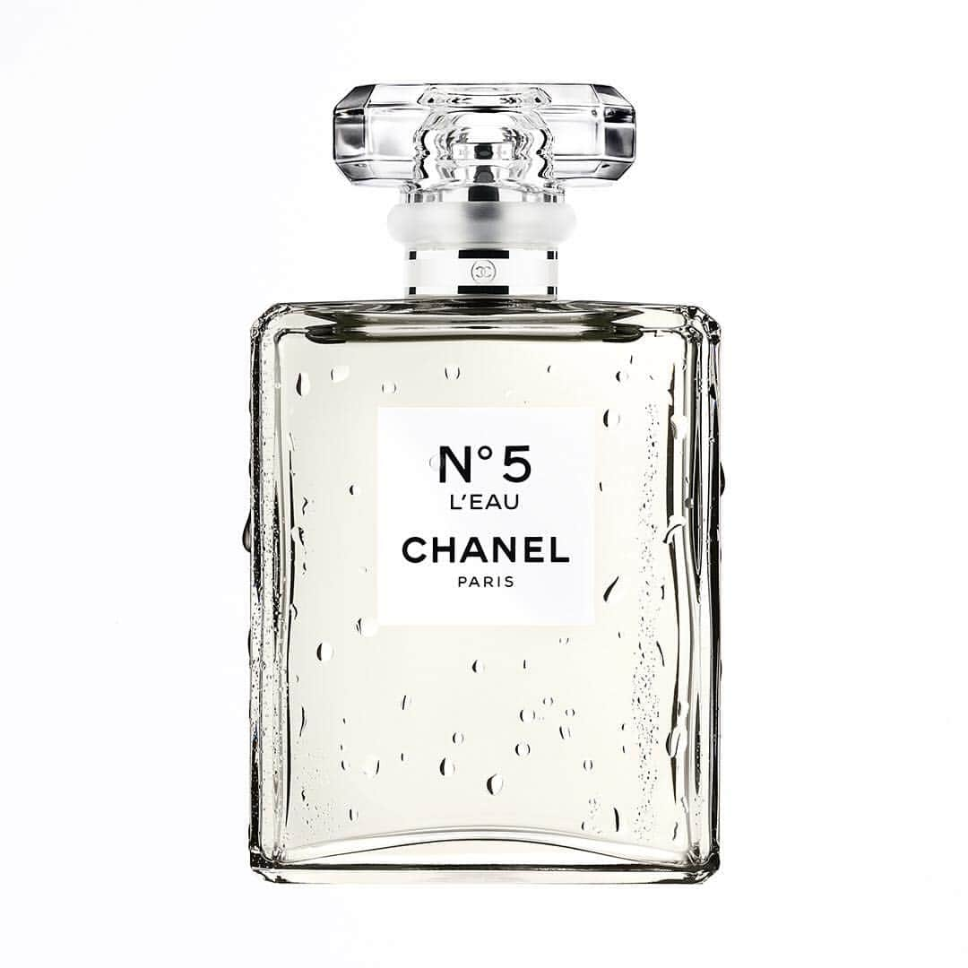 シャネルさんのインスタグラム写真 - (シャネルInstagram)「N°5 L’EAU. The fresh.  N°5 L’EAU is a vibrant abstract floral. Radiant citrus top notes soar skyward with the aldehydes, followed by a floral whirlwind of jasmine, rose and ylang-ylang, and then the dynamism of vetiver and cedar. #N5 #YouKnowMeAndYouDont #ChanelFragrance」3月19日 0時57分 - chanelofficial