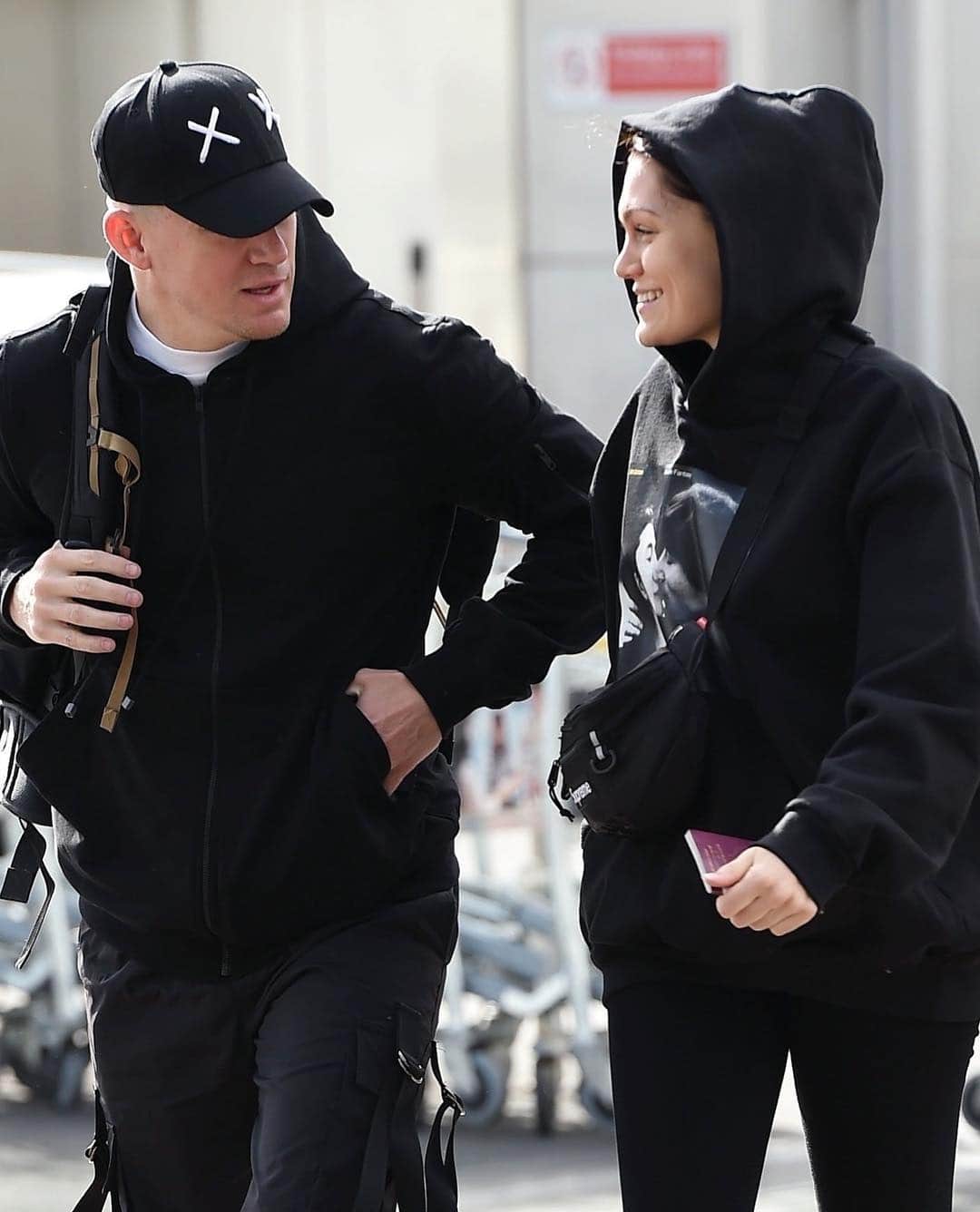 Just Jaredさんのインスタグラム写真 - (Just JaredInstagram)「@channingtatum and @jessiej arrive for their flight out of London together! The pair have been romantically linked since October. #ChanningTatum #JessieJ Photos: Backgrid」3月19日 0時52分 - justjared