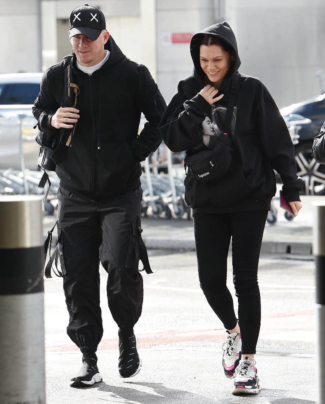 Just Jaredさんのインスタグラム写真 - (Just JaredInstagram)「@channingtatum and @jessiej arrive for their flight out of London together! The pair have been romantically linked since October. #ChanningTatum #JessieJ Photos: Backgrid」3月19日 0時52分 - justjared