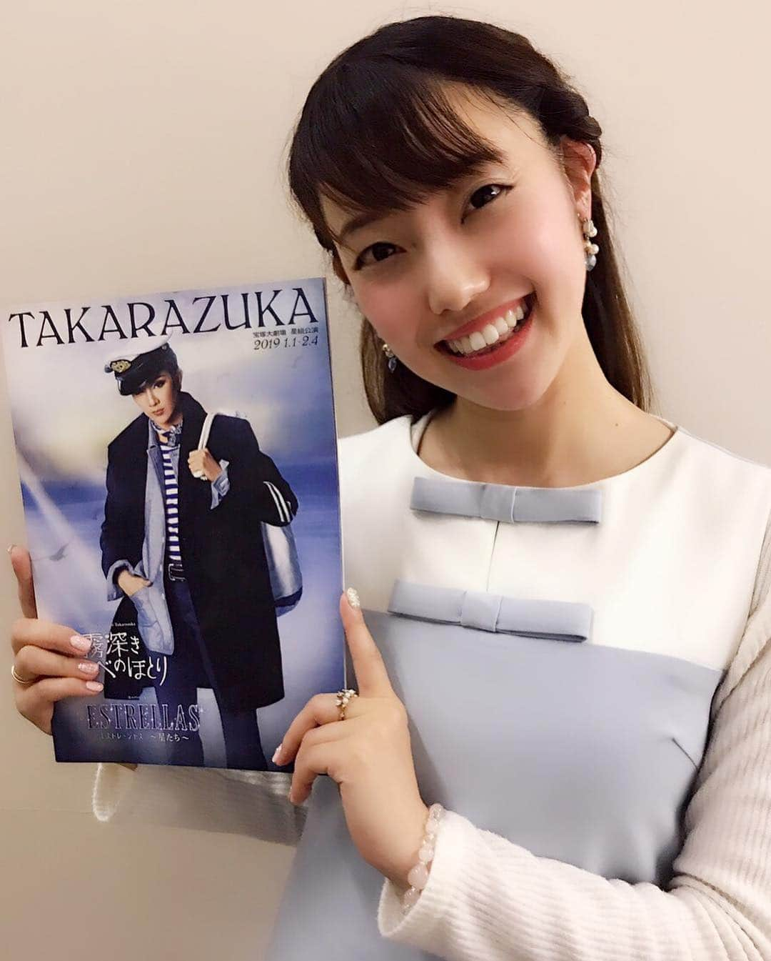 愛水せれ奈さんのインスタグラム写真 - (愛水せれ奈Instagram)「先日観させていただきました😌✨ #星組 #霧深きエルベのほとり #estrellas #東京宝塚劇場 . . 始めに... 客席豪華 でしたぁ✨✨😆✨✨ #十輝いりす さん #天霧真世 さん (85期 生の方) #陽月華 さん #緒月遠麻 さん(86期 生の方) #夢咲ねね さん (89期 生の方) #宇月颯 さん (90期 生の方) #稀鳥まりや さん #愛水せれ奈 (91 期生) #十碧れいや さん (れなちゃん)#空乃みゆ さん #夢城えれん さん (93期 生の方) . . 最高に楽しく、最高に盛り上がりました❣️❣️ 楽屋も、THE星組！！感満載でいっぱい笑いました🤣🌟笑笑 . ここからは... ⚠️ ネタバレNGな方はスルーしてください ⚠️ . . いやーもぉ泣きすぎました😭😭😭 エルベ。 大号泣に嗚咽です😭😭😭 今年一番鼻がつまりました爆 フと我に返った時、1人浮いてるかと周りを感じますと同じ感じの方が沢山いらして安心しました😅 #紅ゆずる さん演じるカール好きすぎます😭 そして#礼真琴 さん、#輝咲玲央 さん演じる男性の方...😭 あんな良い人祭りなことってありますか⁇⁇⁉︎⁉︎⁉︎ 古き良き宝塚らしい作品で私は大好物でした😭😍😭 . そしてショーは知ってる曲ばかりで楽しすぎました✨😆✨ #back ...目が足りませんでした😵💓😵💓 かっこよすぎます❤️ #瀬央ゆりあ さん、#紫藤りゅう さん、銀橋にてありがとうございました😭 と思えば❣️ 次中詰め頭で幕が開くと、#上級生の皆様 が#ただならぬ色気 で魅せてくださりまた目が足りません😵💓😵💓 なんであんなにかっこよすぎるのでしょうか⁇⁇⁇ 情報求ム 笑笑  でも一番泣いてしまったのは#popstar の場面でした。#瀬稀ゆりと さん(メルちゃん)の#ソロ歌 から涙が止まらず😭 #七海ひろき さん 見て更に大号泣😭😭😭 どうしてあんなに涙が出るのか自分でも分かりませんでした。メルちゃん、心配してくれてありがとう😢 . 本当に#最高の組 にいさせてもらったっていうのを改めて感じましたし、前回は隣に座っているれなちゃんを観て大号泣して😭 今は一緒に観劇しているということに更に泣けてしまったのかもしれません...。感慨深いです。。。 こんなにも心動かされる世界に触れられて本当に幸せです。 . 長々とありがとうございました。 おしまいです🌟 . . お洋服👗 psc312-0054-3 @joint_space @primascherrer #primascherrer #prima_lady お写真✨ れなちゃんが撮ってくれました❤️」3月19日 0時55分 - airi.aaari.aimi