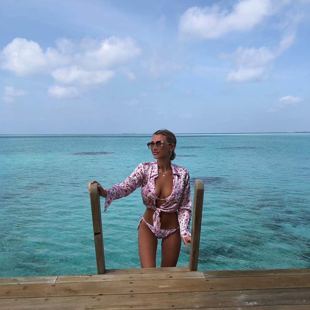 ビリー・フェアーズさんのインスタグラム写真 - (ビリー・フェアーズInstagram)「Casual 😉💗🤷🏼‍♀️🏝 #nomondayblueshere #honeymoon #throwback」3月19日 1時04分 - billieshepherdofficial