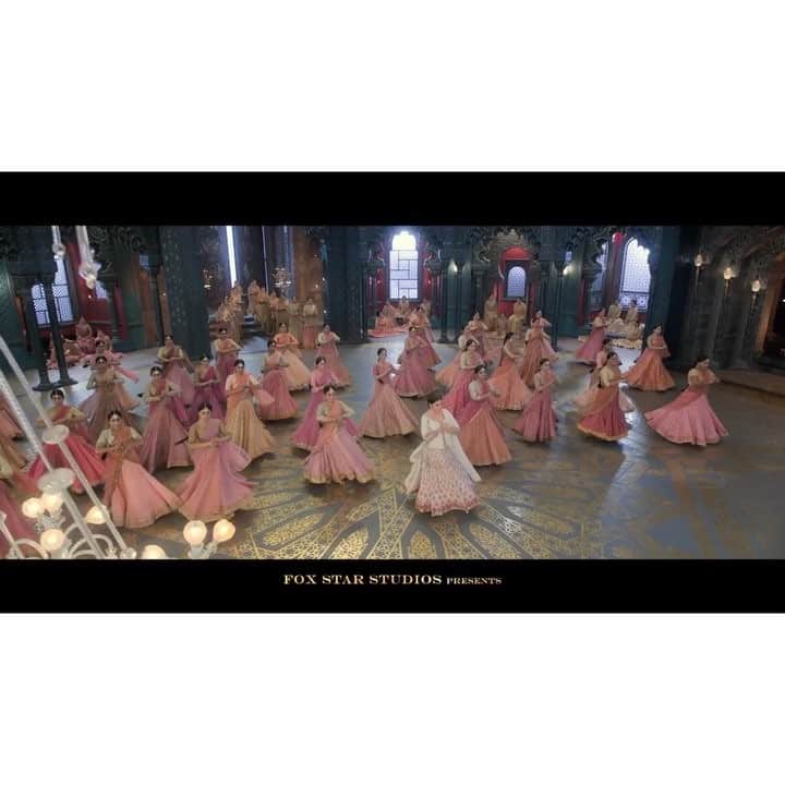 アリア・バットのインスタグラム：「And it’s here.. Full link in bio. #gharmorepardesiya 💃💃💃💃💃」