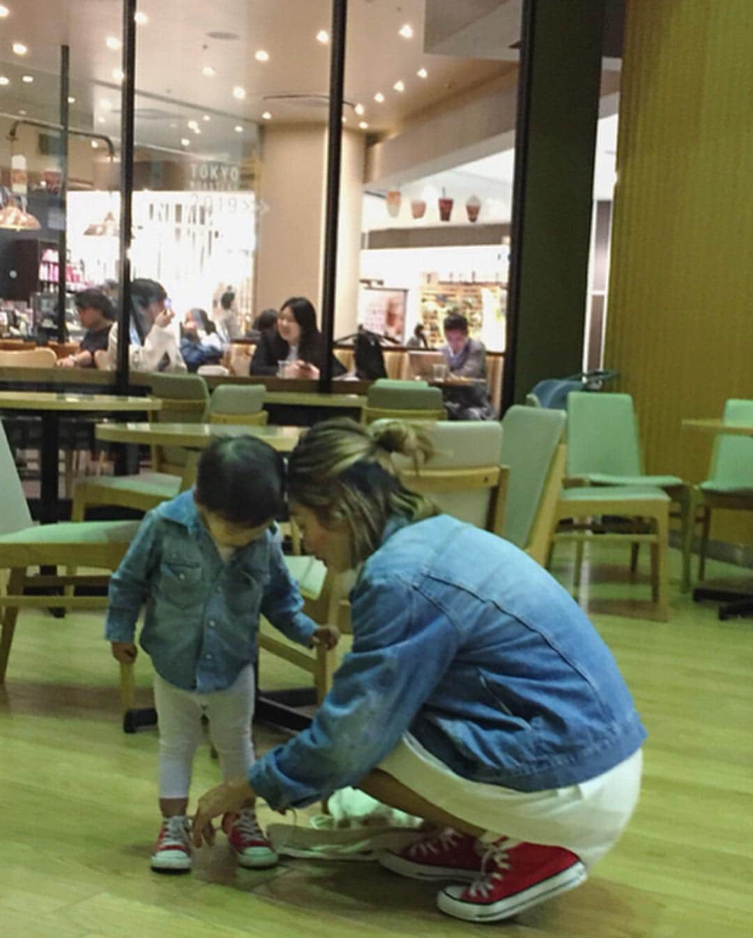 Erikaさんのインスタグラム写真 - (ErikaInstagram)「りんくこおで👟⸜❤︎⸝‍ . . . 赤コンはずっと合わせたかったやつ〜¨̮ 次は何コン合わせしよかな⸌◦̈⃝⸍ . . . @reca_official  の Ｔシャツワンピをサクッと着てみる。 袖は長袖︎☺︎ 春、夏素材で、軽め。 レギンス合わせや、デニム合わせ、 ゆるパンツで、ゆるっとコーデも合わせやすいかな？ . ポッケもついてて、 なんとなく便利に、着回しにピッタリな感じ꒡̈⃝ プチプラだし、丈感も好き♡ . それに合わせて、 👶🏻も ホワイト。 . . .  で、絶対合わせやすい  @oandi_official  のデニムはもう、何度目の登場!?⌄̈⃝サイズ感と色味がほんと、神🙏🙏 . . . 👩‍💼 outer @oandi_official  op @reca_official  @reca.yahoo  shoes @converse_jp  bag @hangeshow_store 👶🏻 tops @gap pants @hm shoes @converse_jp . . . #親子リンクコーデ#リンクコーデ#親子コーデ#親子リンク#ママガール#ママフル#ママノコ#ママタス#デニムコーデ#春コーデ#ponte_fashion #mineby3mootd #locari #locari_hair #mamagirl #ママコーデ#男の子ママ #ボブ#reca #recaコーデ」3月18日 16時05分 - 911erika