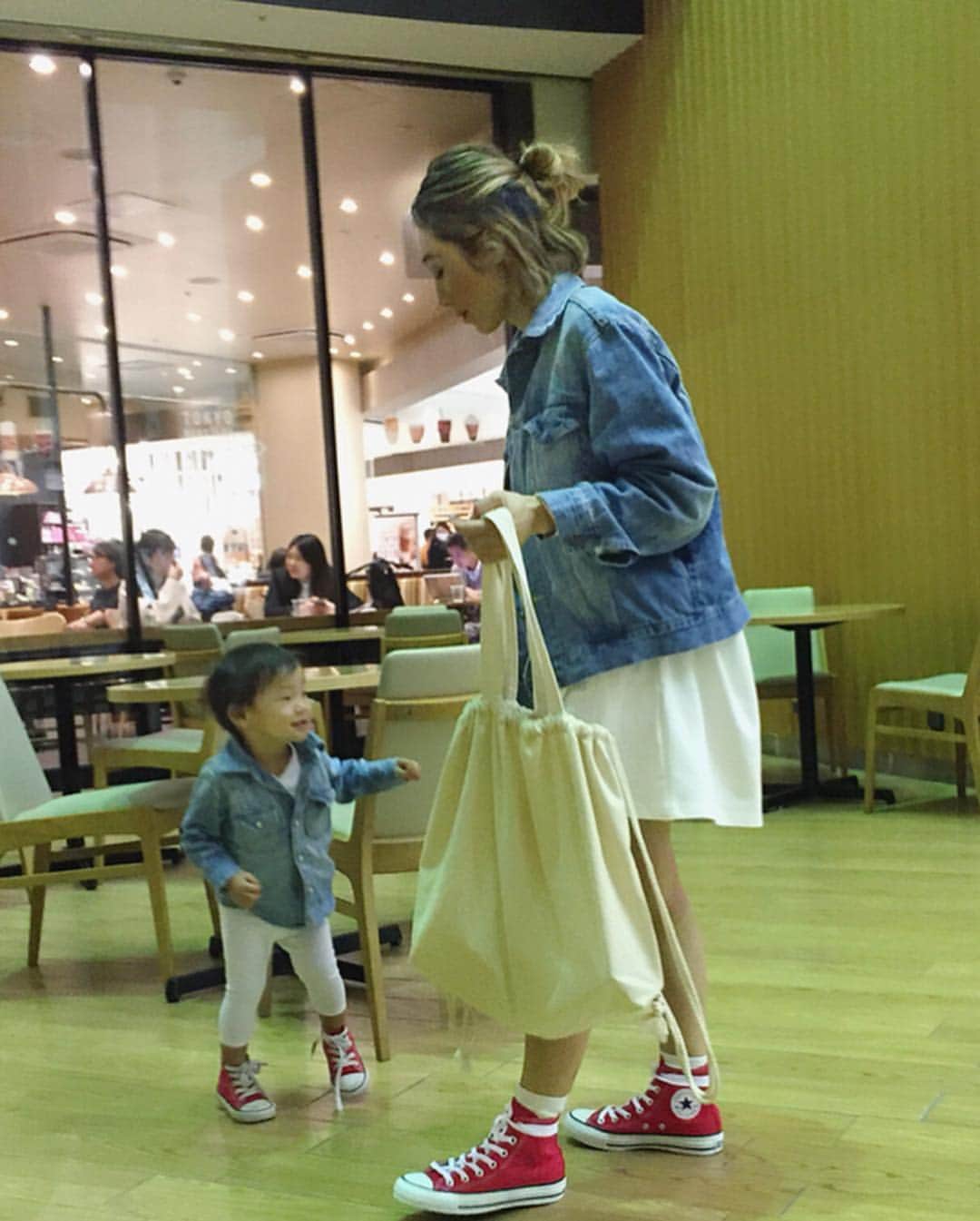 Erikaさんのインスタグラム写真 - (ErikaInstagram)「りんくこおで👟⸜❤︎⸝‍ . . . 赤コンはずっと合わせたかったやつ〜¨̮ 次は何コン合わせしよかな⸌◦̈⃝⸍ . . . @reca_official  の Ｔシャツワンピをサクッと着てみる。 袖は長袖︎☺︎ 春、夏素材で、軽め。 レギンス合わせや、デニム合わせ、 ゆるパンツで、ゆるっとコーデも合わせやすいかな？ . ポッケもついてて、 なんとなく便利に、着回しにピッタリな感じ꒡̈⃝ プチプラだし、丈感も好き♡ . それに合わせて、 👶🏻も ホワイト。 . . .  で、絶対合わせやすい  @oandi_official  のデニムはもう、何度目の登場!?⌄̈⃝サイズ感と色味がほんと、神🙏🙏 . . . 👩‍💼 outer @oandi_official  op @reca_official  @reca.yahoo  shoes @converse_jp  bag @hangeshow_store 👶🏻 tops @gap pants @hm shoes @converse_jp . . . #親子リンクコーデ#リンクコーデ#親子コーデ#親子リンク#ママガール#ママフル#ママノコ#ママタス#デニムコーデ#春コーデ#ponte_fashion #mineby3mootd #locari #locari_hair #mamagirl #ママコーデ#男の子ママ #ボブ#reca #recaコーデ」3月18日 16時05分 - 911erika