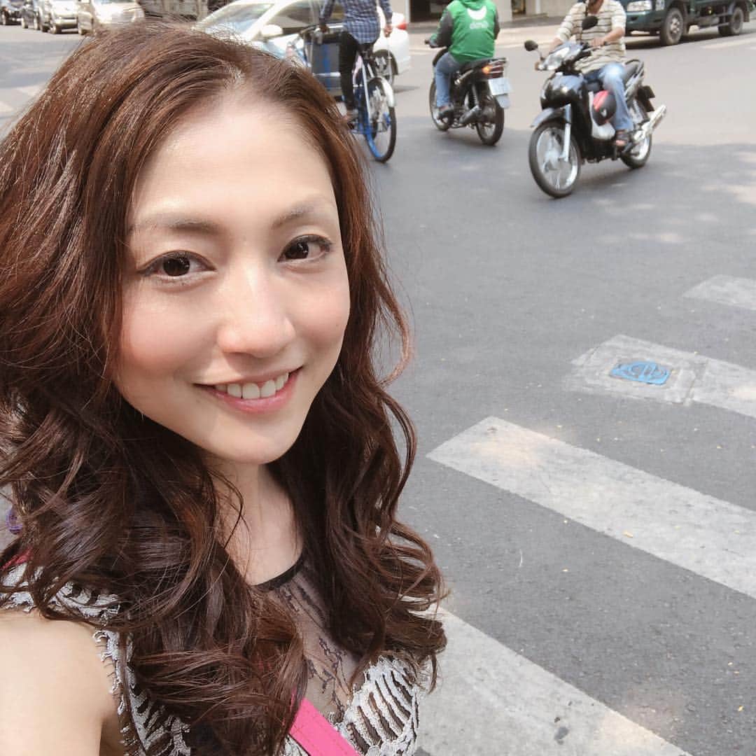 のインスタグラム：「ベトナム🇻🇳VOL.11 朝から朝食を。朝食はゆみちゃんが行きの飛行機で仲良くなった方と…偶然にもホテルが一緒だったから待ち合わせて朝食を食べました！さらにさらにびっくりが前日でBarで出会った方も一緒だった。こんな偶然あるのか？しかも前日の写真を帰ってきて整理していたらまさかの私が一人で朝食風景を撮影していた中にその方が写っているという…笑 出会うべくして出会う方だったんだなと人の出会いにびっくりです！朝食を食べた後は近くのスーパーへ！ベトナムは食器が可愛いくもう見てて飽きなかった…また買い付けに来たい！今回は荷物が入らないから買えなかったがまた来る！そして途中可愛いワンピースがありお揃いのワンピースをゆみちゃんにプレゼント🎁 もちろん関西人二人は値切りました😂 無事にお土産も買えて満足！お揃いのワンピースは後ほど… @ami_nakagawa_  @yumi_pinchel  #中川愛海 #ベトナム #ホーチミン #出会い #出会うべくして出会った #びっくり #偶然 #お揃いコーデ #プレゼント #親友 #結果が全て#ベトナム雑貨 #ベトナム陶器」