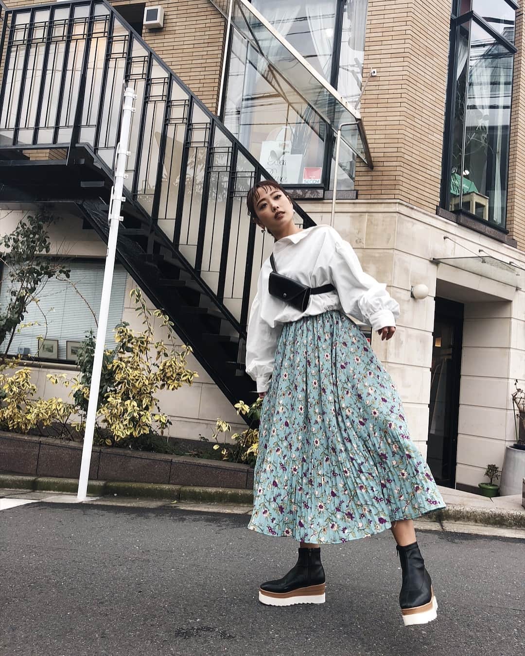 のインスタグラム：「お問い合わせが多かった花柄ワンピース❤︎ やっぱりミントが新鮮カラー☺︎ @amail_official  上からトップス着てスカートとしても使えるよ〜！！ カジュアルコーデにはスウェット合わせがお勧め❤︎ #3月19日再入荷 #花柄ワンピース  #着まわしコーデ  #春花柄 #柄ワンピース  #アマイル」