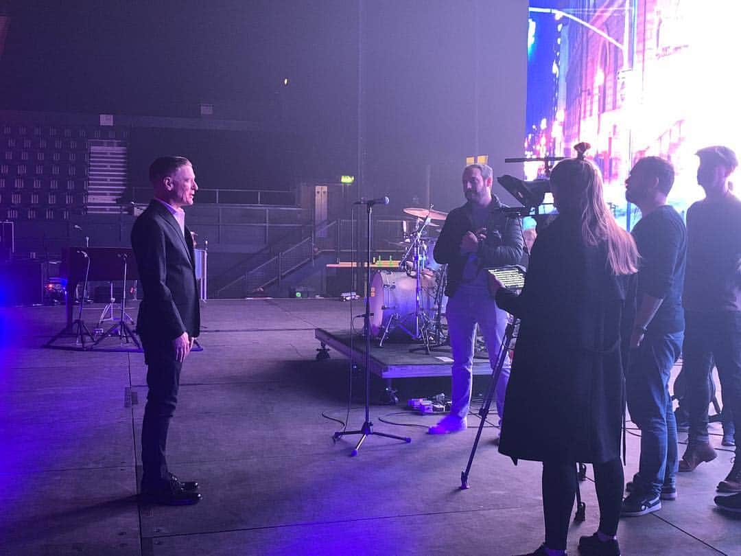 ブライアン・アダムスのインスタグラム：「Being interviewed last month in London as our tour is sponsored by DHL. The exciting thing with working with them is they’ve committed to planting a tree for every ticket sold on this tour this year. It’s a fantastic idea and the kind of environmental endeavour more artists should be involved with in order to decrease the carbon footprint. We’ll keep you posted on how it goes as we’re hoping to plant 1M trees this year! That’s a tidy little forest! Thanks to everyone involved, especially the fans! #bryanadamsshinealight #carbonfootprint #treesplease #plantatree #savetheplanet #weforest #govegan 🌲 🌳 🌱」