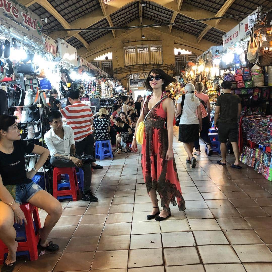 中川愛海さんのインスタグラム写真 - (中川愛海Instagram)「ベトナム🇻🇳VOL.13 ダンディン協会の後はベンタイン市場に連れてってくれここでも撮影！ 振り返りショットをゆみちゃんバージョンも撮影し楽しかった！ 絵になる市場！楽しかったー やっぱり撮影好きだなーと… @ami_nakagawa_  @yumi_pinchel  #中川愛海 #グラビア撮影 #お揃いコーデ #ベンタイン市場 #ベンタイン市場周辺 #撮影タイム #ベトナム #ホーチミン #結果が全て」3月18日 16時26分 - ami_nakagawa_