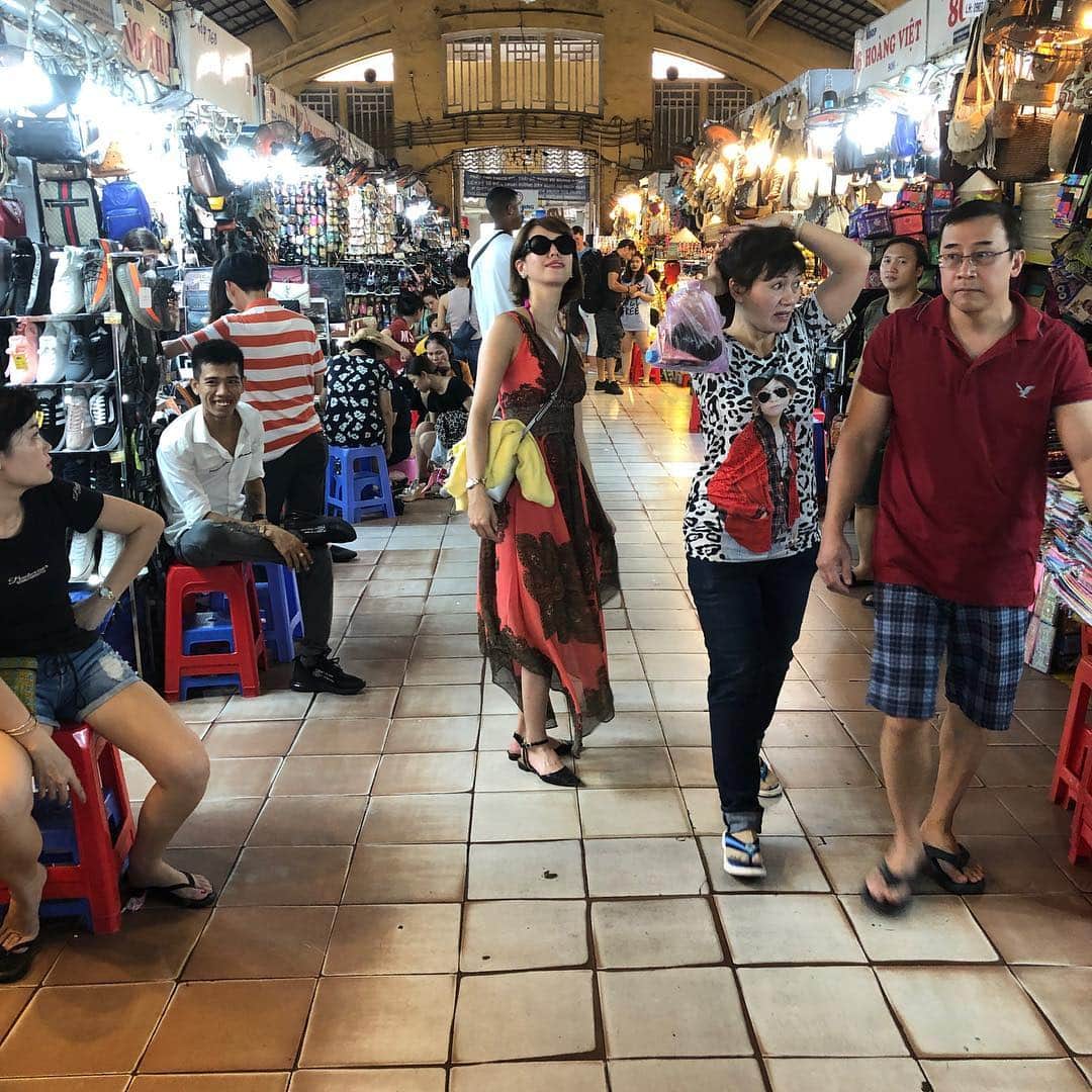 中川愛海さんのインスタグラム写真 - (中川愛海Instagram)「ベトナム🇻🇳VOL.13 ダンディン協会の後はベンタイン市場に連れてってくれここでも撮影！ 振り返りショットをゆみちゃんバージョンも撮影し楽しかった！ 絵になる市場！楽しかったー やっぱり撮影好きだなーと… @ami_nakagawa_  @yumi_pinchel  #中川愛海 #グラビア撮影 #お揃いコーデ #ベンタイン市場 #ベンタイン市場周辺 #撮影タイム #ベトナム #ホーチミン #結果が全て」3月18日 16時26分 - ami_nakagawa_