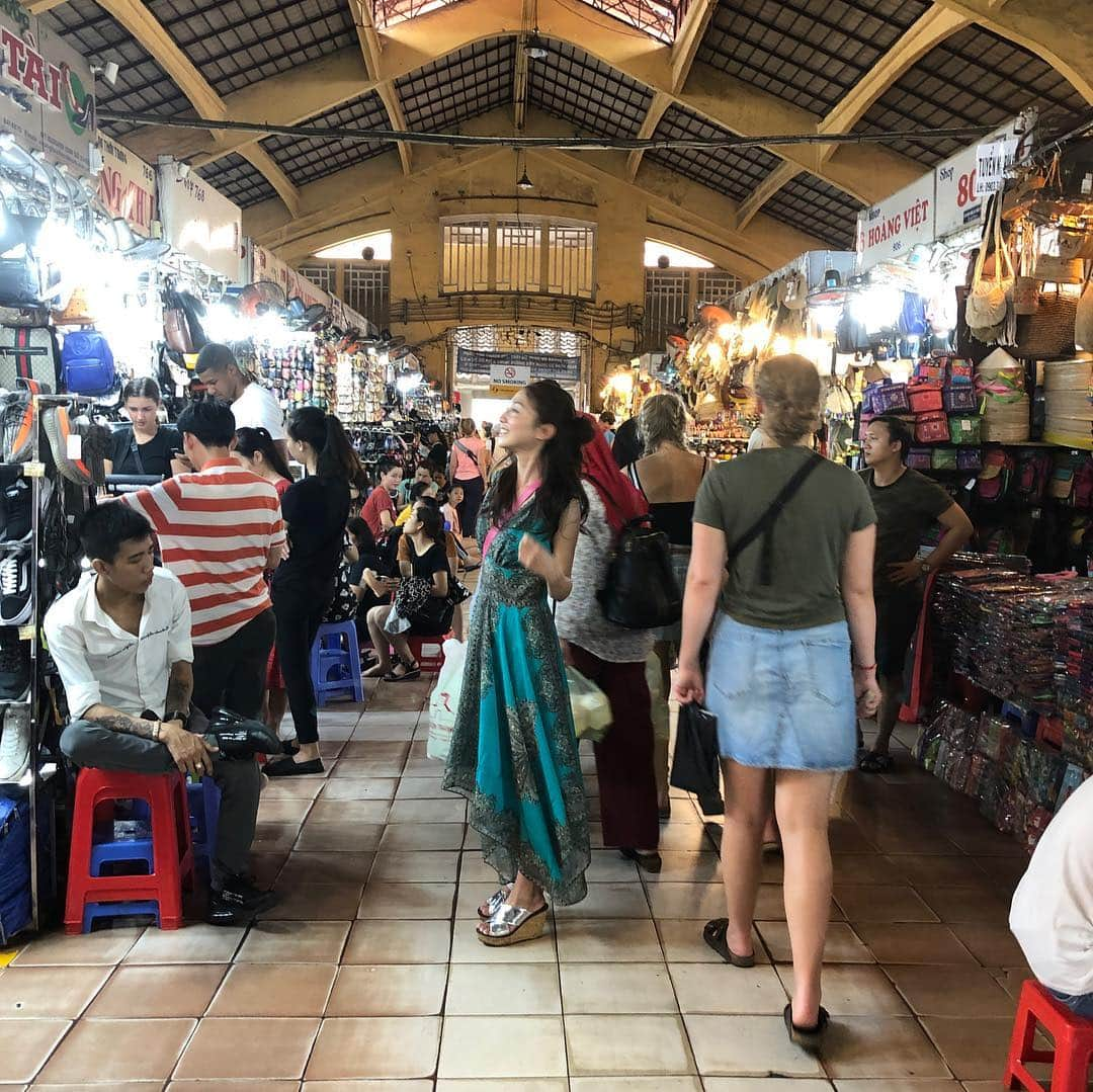 中川愛海さんのインスタグラム写真 - (中川愛海Instagram)「ベトナム🇻🇳VOL.13 ダンディン協会の後はベンタイン市場に連れてってくれここでも撮影！ 振り返りショットをゆみちゃんバージョンも撮影し楽しかった！ 絵になる市場！楽しかったー やっぱり撮影好きだなーと… @ami_nakagawa_  @yumi_pinchel  #中川愛海 #グラビア撮影 #お揃いコーデ #ベンタイン市場 #ベンタイン市場周辺 #撮影タイム #ベトナム #ホーチミン #結果が全て」3月18日 16時26分 - ami_nakagawa_