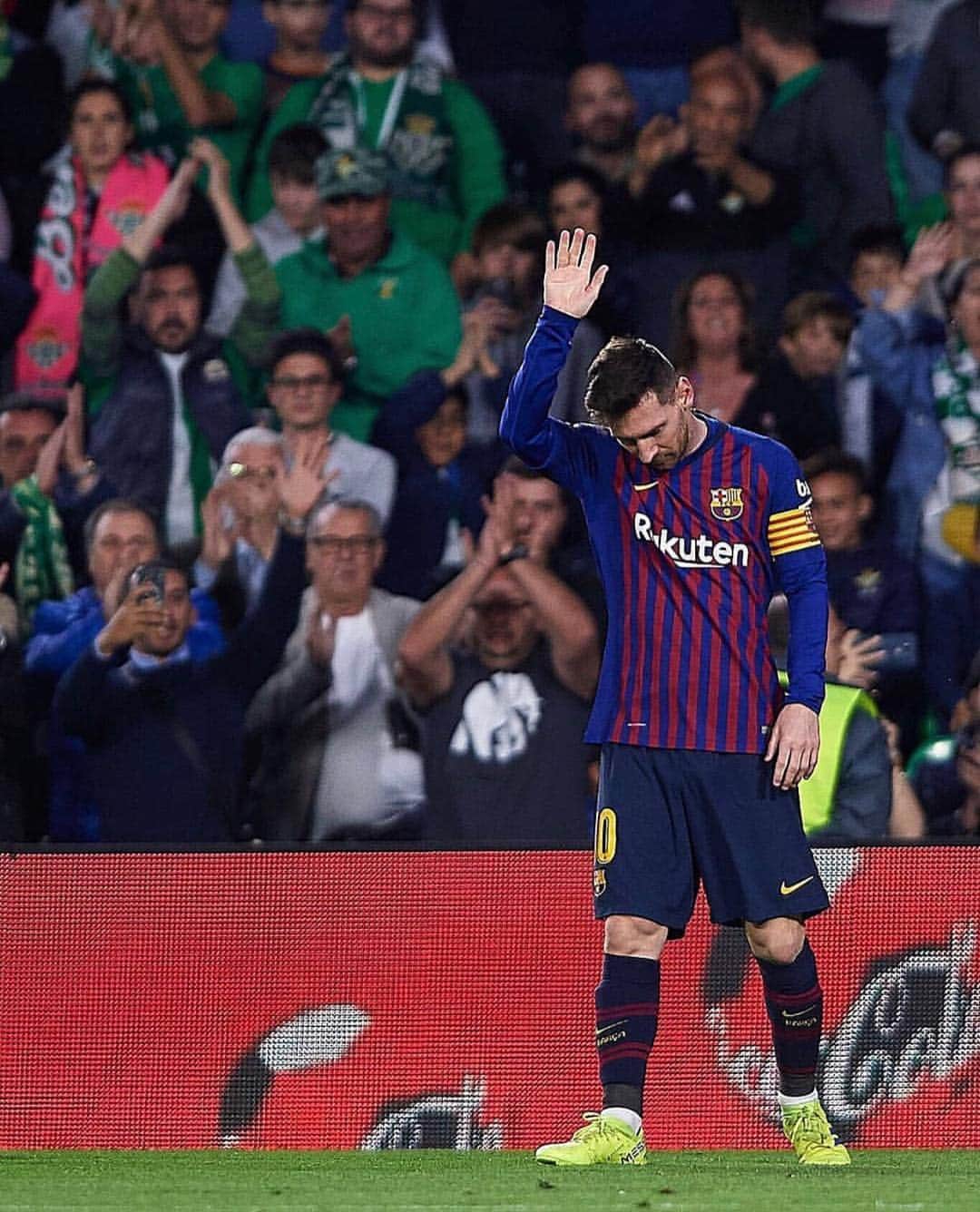 F2Freestylersのインスタグラム：「Hands up if you think @leomessi is the 🐐... 🙋‍♂️」