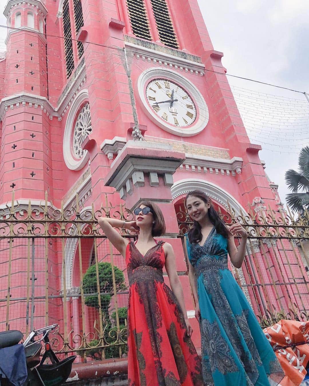 のインスタグラム：「ベトナム🇻🇳VOL.12 念願のゆみちゃんが今回一番したかった事のピンクの教会！ダンディン協会❤️ゆみちゃんは下調べがすごく来る前からピンクの協会！ピンクの協会が頭が離れず！来ちゃいました！タクシーでダンディン協会へ行き写真撮り帰ってくるという…❤️付き合ってくれた洋平カメラマンありがとう😂 おかげでめちゃよい写真撮れた！写真に火がついた私はグラビア写真撮りたくなりこの後撮影ばかりしてました… @ami_nakagawa_  @yumi_pinchel  #中川愛海 #ダンディン教会 #ベトナム #ホーチミン #ピンクの協会 #可愛い #撮影に火がついた #グラビア魂 #インスタグラビア #グラビアアイドル #ミスマガジン2001 #ミスマガ #撮影タイム #結果が全て」