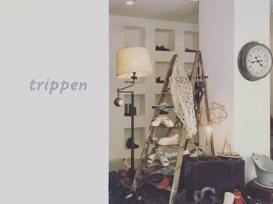 藤田貴大さんのインスタグラム写真 - (藤田貴大Instagram)「. . trippen 熊本店にて、靴といっしょにマームとジプシーの道具たちが展示してあります。とてもうれしいです。 . . それと、「マームとジプシー×trippen KUMAMOTO」限定コラボモデルの販売が始まっています。 . . trippen 熊本店のオープン1周年を記念して、「BEACH」でキャストが使用しているモデルを中心に、マームとジプシーをイメージしたカラーが配色されているそうです。 . . . これからの季節にもぴったりのサンダルたち。ぜひ店頭でお手にとってご覧ください。 . . . .」3月18日 16時26分 - fujita_takahiro
