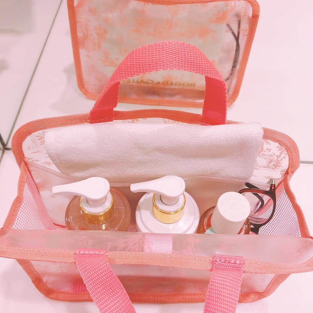 美人百花さんのインスタグラム写真 - (美人百花Instagram)「今月号の付録はレディの大好きブランド、ロジェ・ガレ のポーチ付きスパバッグ🤫🌸 もうチェックして頂けましたか❓ 私は自宅の洗面所に毎日使うものを入れてフル活用しています😻 濡れても大丈夫な素材だから、水がかかって濡れたり、汚れたりする心配もなし🤗💁‍♀️ ロジェ・ガレ で一番人気の香り「テ ファンタジー」のボディローションとシャワージェル、コロンを３ステップで纏ってお家時間を優雅に過ごしてます😆💕 #ロジェガレ  #ポーチ付きスパバッグ #テファンタジー #ボディローション #シャワージェル #コロン」3月18日 16時28分 - bijinhyakka