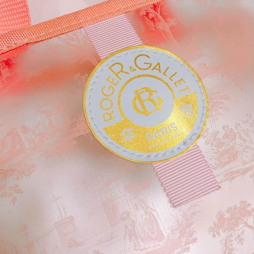 美人百花さんのインスタグラム写真 - (美人百花Instagram)「今月号の付録はレディの大好きブランド、ロジェ・ガレ のポーチ付きスパバッグ🤫🌸 もうチェックして頂けましたか❓ 私は自宅の洗面所に毎日使うものを入れてフル活用しています😻 濡れても大丈夫な素材だから、水がかかって濡れたり、汚れたりする心配もなし🤗💁‍♀️ ロジェ・ガレ で一番人気の香り「テ ファンタジー」のボディローションとシャワージェル、コロンを３ステップで纏ってお家時間を優雅に過ごしてます😆💕 #ロジェガレ  #ポーチ付きスパバッグ #テファンタジー #ボディローション #シャワージェル #コロン」3月18日 16時28分 - bijinhyakka
