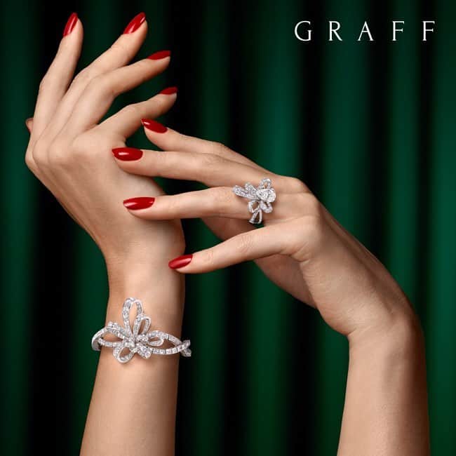 Graffさんのインスタグラム写真 - (GraffInstagram)「Inspired creativity. • Inspired by Twombly diamond bracelet, 11cts . Inspired by Twombly diamond ring, 6cts #graffdiamonds #highjewelry」3月18日 16時32分 - graff