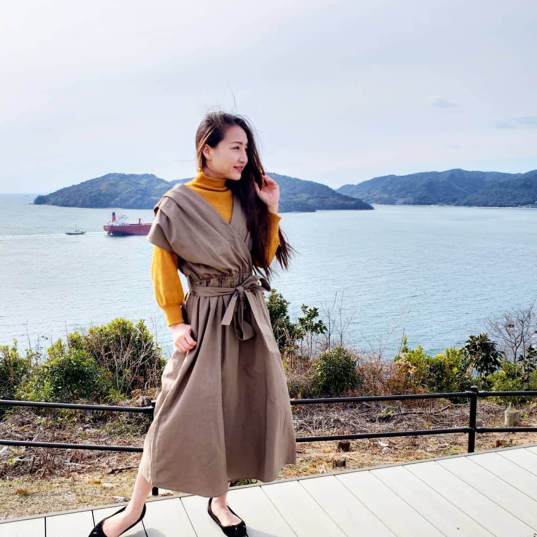 のインスタグラム：「日々が過ぎ行くなかで、 太陽が眩しかったり、 風が気持ちよかったり、 月がキレイと思えたり。 . .  そんな風に些細なことを 幸せに思える日が 続くといいな。 . .  @basement_online の新しいワンピース . . 久しぶりの#山口県 は、#笠戸島 です。こんな近くにこんな素敵な場所があるなんて知らなかった(^-^) . . . #rbasementonline  #outfit#ootd#fashion#コーデ#きょコ #fashion #fashiongram  #currentlywearing #lookbook #wiwt #whatiwore #whatiworetoday#PR」