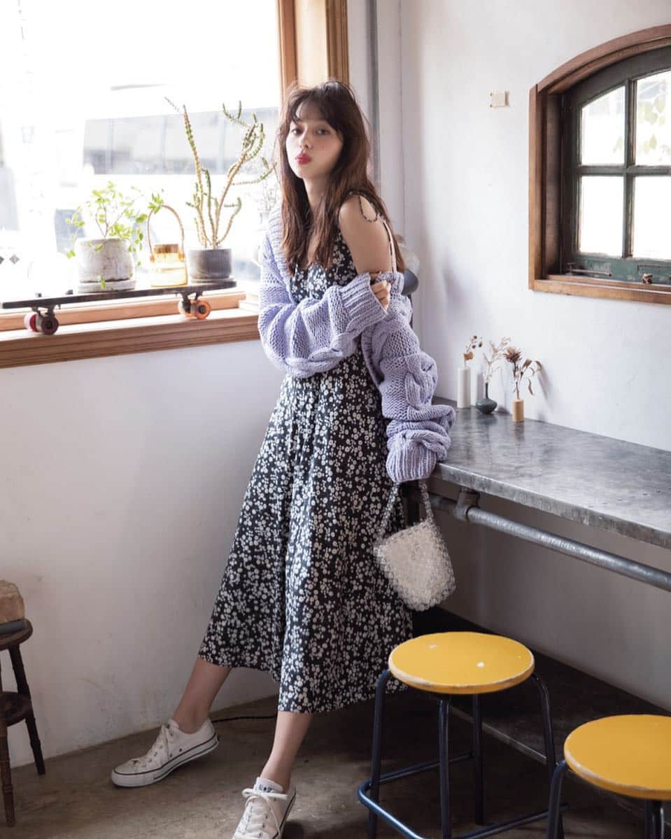 cancam_fashionのインスタグラム：「3月18日、今日の東京は晴れ時々曇り。最高気温13度、最低気温3度の予報です（気象庁調べ）。 風が冷たい今日のコーデは、春アウターの下にざっくりカーデを仕込んでしっかり防寒！ 春らしい花柄ワンピをゲットするなら、3月から投入できちゃうモノトーン配色がオススメです。 ・ コーデの詳細はプロフィールのURLからcheck✔️ . #cancam #cancamfashion #中条あやみ #今日のコーデ  #花柄ワンピース #ootd #ootdfashion」