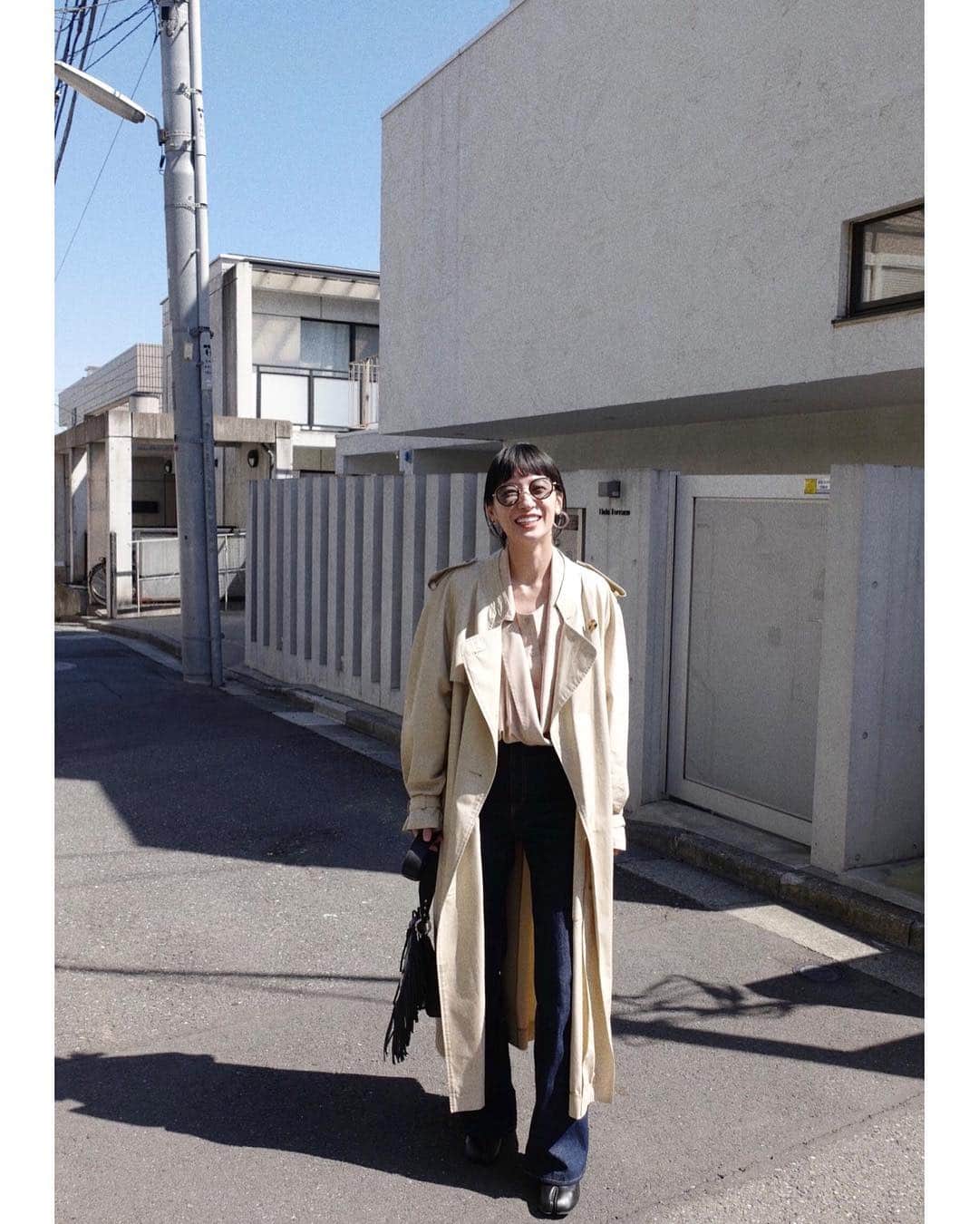 松本恵奈さんのインスタグラム写真 - (松本恵奈Instagram)「暖かくなってきたけどまだ衣替えしてないので慌ててクローゼットからトレンチコートを引っ張り出してきました。笑 中に着ているSHはテーラードとノーカラーのTOPSがレイヤーされているデザインになってます。テロっと落ち感のある素材で一枚で着ても可愛いよ◎←3枚目のスワイプみてね♡ #celine #stylemixer」3月18日 16時47分 - ena1123