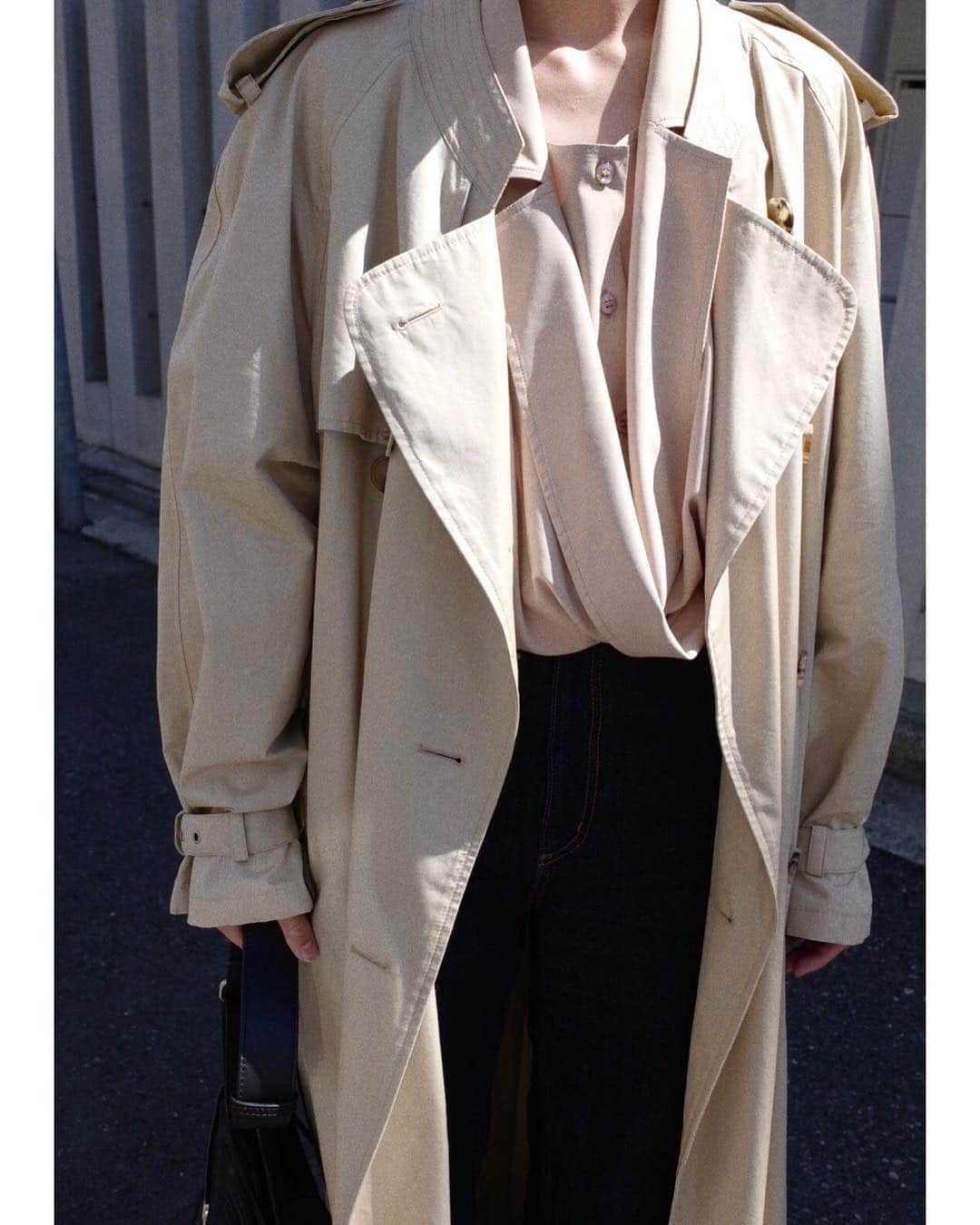 松本恵奈さんのインスタグラム写真 - (松本恵奈Instagram)「暖かくなってきたけどまだ衣替えしてないので慌ててクローゼットからトレンチコートを引っ張り出してきました。笑 中に着ているSHはテーラードとノーカラーのTOPSがレイヤーされているデザインになってます。テロっと落ち感のある素材で一枚で着ても可愛いよ◎←3枚目のスワイプみてね♡ #celine #stylemixer」3月18日 16時47分 - ena1123