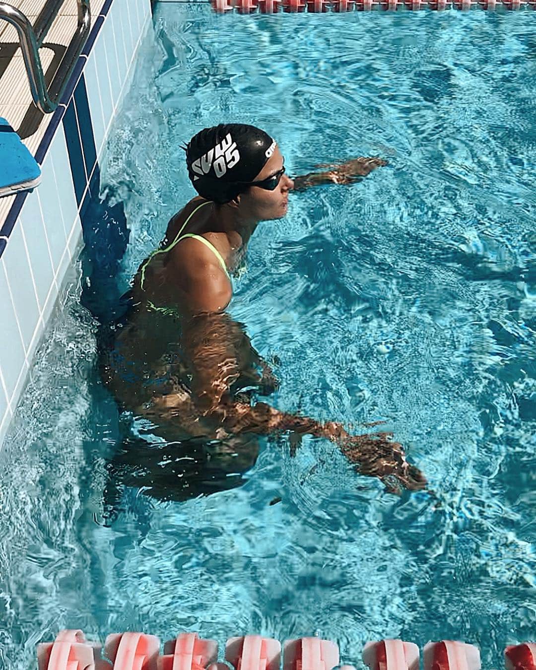 ズザンナ・ヤカボスのインスタグラム：「hózsiráf már a múlté, talán igaz se volt. merj változni, #bebrave #findyourself íme a vízizsiráf 🌊🦒 #mondaymotivation」