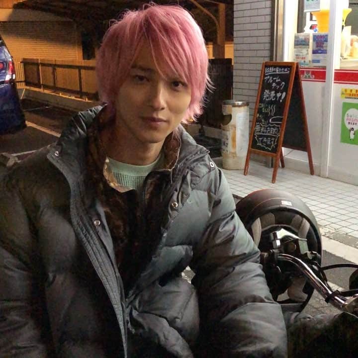 TBS「初めて恋をした日に読む話」のインスタグラム：「皆さん😊こんばんは🐕 #はじこい です❣️❣️❣️❣️ #ユリユリ🌷 から素敵なオフショット動画を頂きました💝 最終話まであと1日📺 お楽しみに💕🌈💕 #tbs #深田恭子 #永山絢斗 #横浜流星 #中村倫也 #無敵ピンク舌ぺろ動画頂きました💝👅 #泣いても笑ってもラスト一話ぜひ最後までお見逃しなく‼️」