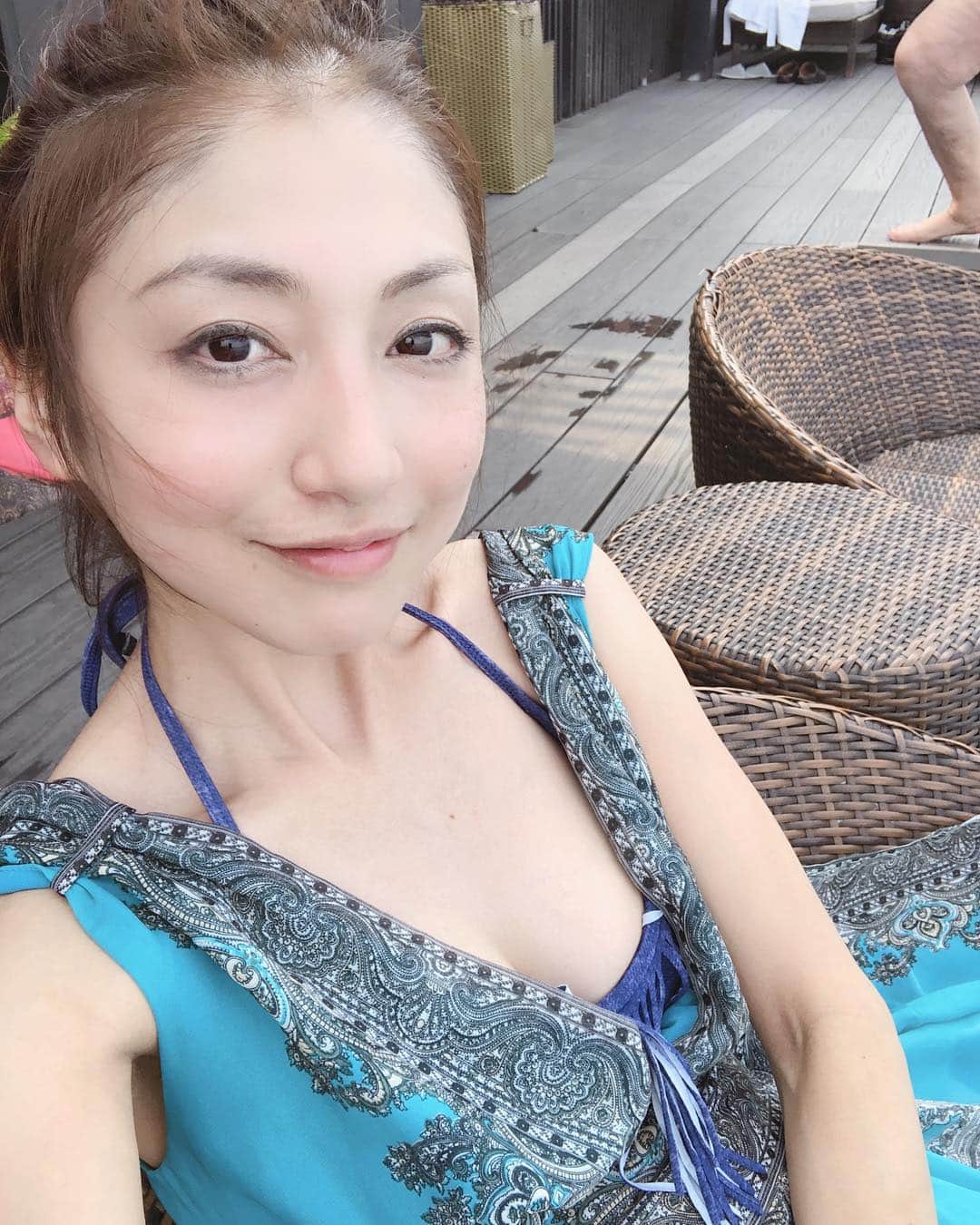 のインスタグラム：「ベトナム🇻🇳VOL.15 私が旅行行くと必ず行く場所！ プール！プールサイドでのお酒が大好き😘 泳いで撮影してめちゃくちゃ楽しい！ はしゃいでました！ここにも付いてきてくれたお友達よーありがとう😊 この後も撮影は続く… ベストショットは次に… @yumi_pinchel  @ami_nakagawa_  #中川愛海 #ベトナム #プール #ホーチミン #眺めのよい #プールサイド #プールサイドバー #撮影好き #大人グラビアアイドル #結果が全て」