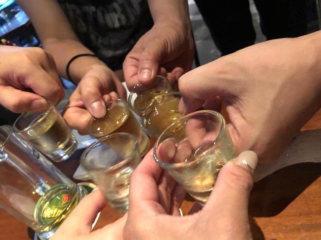 のインスタグラム：「ベトナム🇻🇳VOL.17 プールでゆっくり泳いだ後は…小腹を満たしにまたまた、Desalitaへ！やはりテキーラが来てしまい…カツンと飲んでからやばい場所へ連れてってくれた❤️ ここは惚れます。 「THE DECK」なんと素晴らしい場所❤️デートで連れてかれたら本当に惚れちゃいますね。身を委ねたくなる場所❤️本当に素敵！こんな素晴らしい場所をチョイスしてくれる私が今回会いに来たよこしゃんはさすが！さすがだてに恵比寿でシャンパンペア🍾よこしゃん♡あみしゃんをしてるだけあります！（∩・∞・∩）ありがとう😊 ここでまた洋平カメラマンが撮影！ @ami_nakagawa_  @yumi_pinchel  #中川愛海 #thedeck #ベトナム #ホーチミン #デートスポット #惚れてまうやろ #惚れ惚れ #身を委ねる #素晴らしい場所 #ありがとう #大好きな人 #結果が全て #デサは危険 #テキーラ野郎」