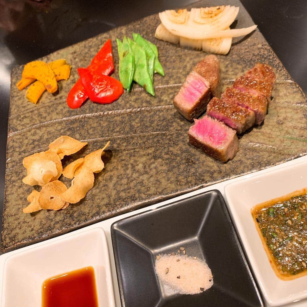 JULIANさんのインスタグラム写真 - (JULIANInstagram)「☆パート③☆ 世界に誇る究極神戸ビーフの有名店 『ビフテキのカワムラ』六本木店 @bifuteki.kawamura.pr 〜🥩お肉編🥩〜 料理長の吉原さんとの素敵な会話させて頂いたり、 美味しい食べ方などいろいろ教えて頂きました☆ 生胡椒を乗せて食べるのは初めてでしたが、めちゃくちゃ美味しかったです🤩✨✨ ---------------- 💛パート①はお店編💛 🧡食事編はパート②&③見てね🧡 ❤️スイーツ編は④〜⑥見てね❤️ ---------------- 🥩🐂🥩🐂🥩🐂🥩🐂🥩🐂🥩 #ビフテキのカワムラ #カワムラ #フォトジェ肉  #神戸ビーフ #神戸牛  #ステーキ #ハンバーグ #神戸 #六本木  #しゃぶしゃぶ #すき焼き #焼肉 #鉄板焼き  #steak #yakiniku #sukiyaki  #kobebeef #japantrip #gourmet #roppongi  #japanesefood  #肉  #肉食女子 #グルメ女子 #肉好き #肉スタグラム #食べスタグラム #飯テロ #グルメ #グルメ好きな人と繋がりたい 🥩🐂🍽🥩🐂🍽🥩🐂🍽🥩」3月18日 16時50分 - julian_official_jp