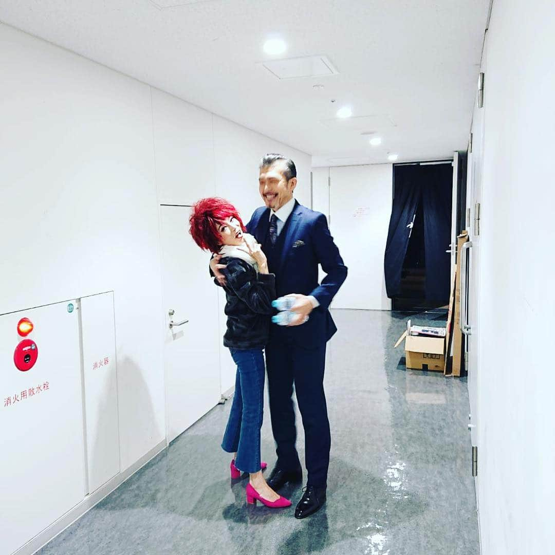 マルシアさんのインスタグラム写真 - (マルシアInstagram)「ミュージカル「ソーホー☆シンダーズ」 よみうり大手町ホールナウ  いつも本番前に ダンディのけんやさんにハグされ、 スーテジへGO^_^  感謝❤️」3月18日 16時51分 - marciaknishiye